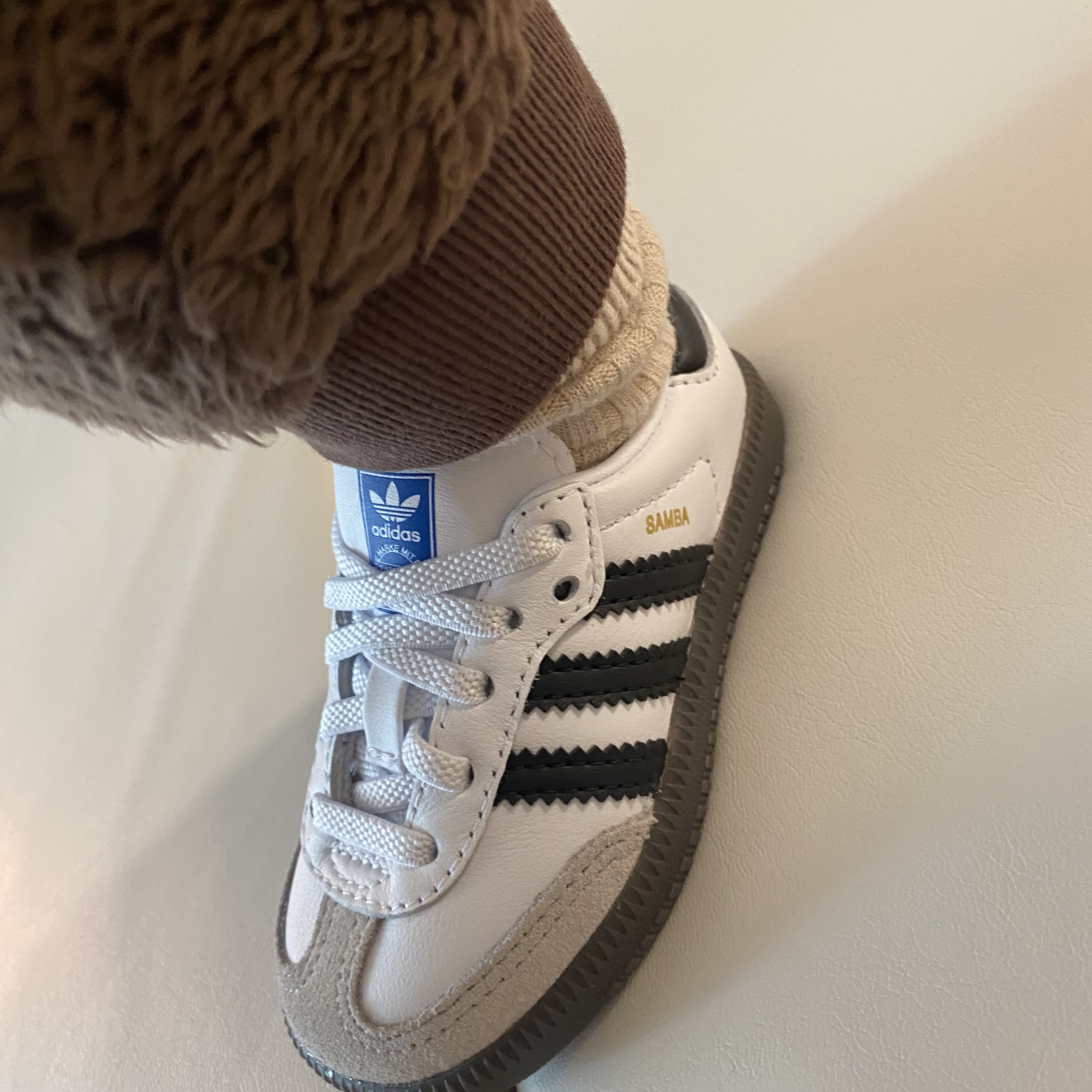 (Infant) Adidas Samba OG Cloud White Core Black 착용 스타일 - 2