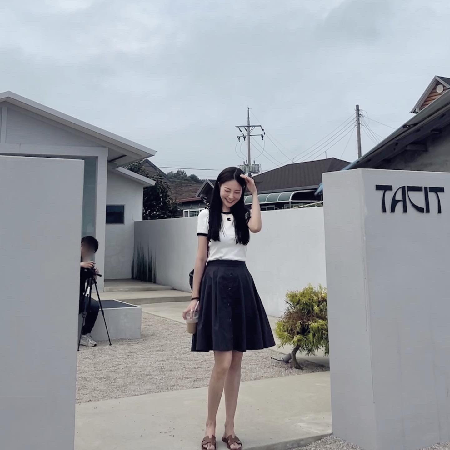 (W) Courreges Reedition Bumpy Contrast T-Shirt White Black, Chanel 22 Mini Handbag Shiny Crumpled Calfskin Crystal Pearls & Gold Black 착용 스타일 - 1