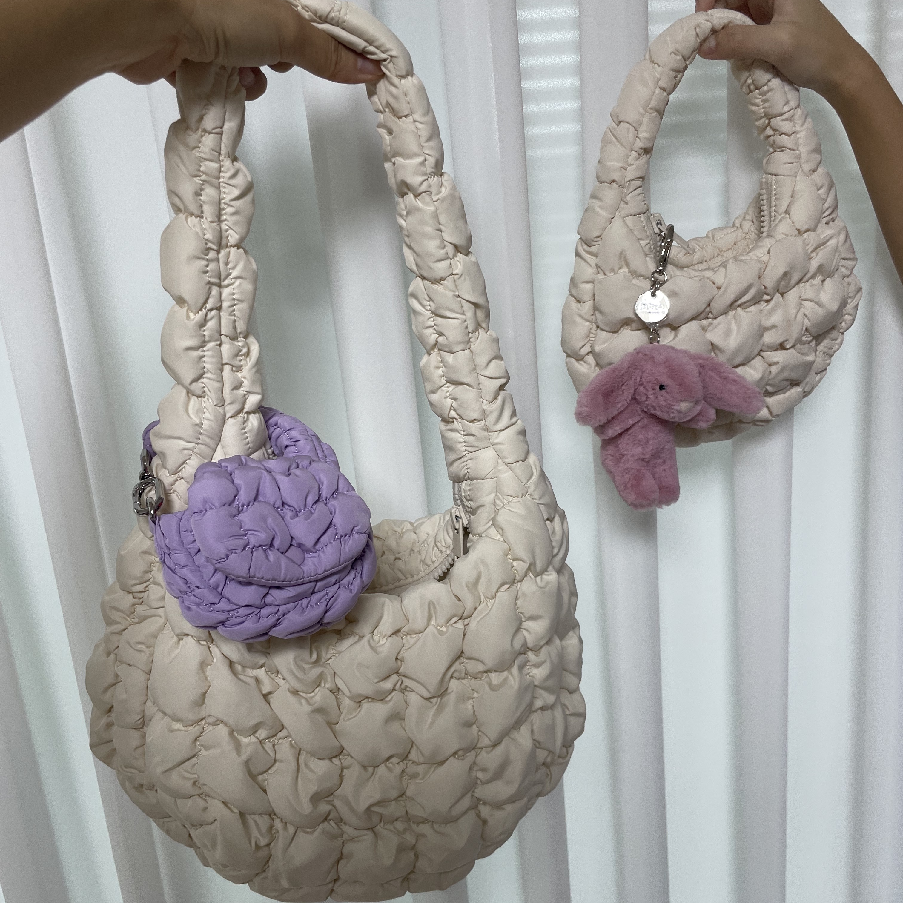 COS Quilted Mini Bag Cream, Jellycat Bashful Bunny Bag Charm Tulip 착용 스타일