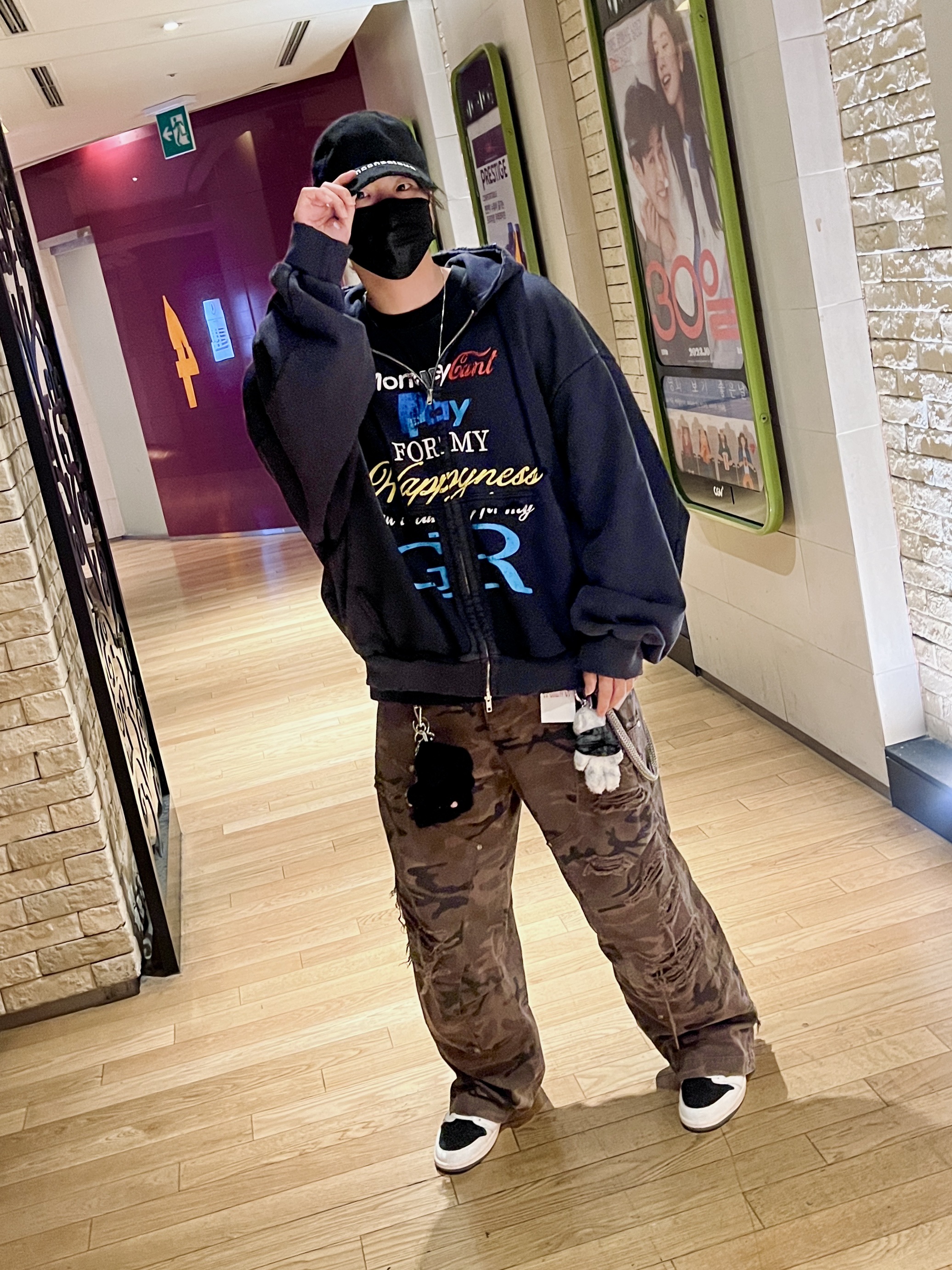 Project G/R Happiness Zip Hoodie Navy, (W) Jordan 1 x Travis Scott Retro Low OG SP Medium Olive 착용 스타일 - 1