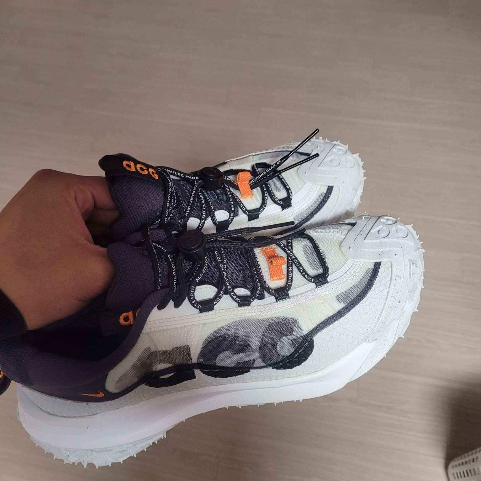 Nike ACG Mountain Fly 2 Low Summit White and Bright Mandarin 착용 스타일