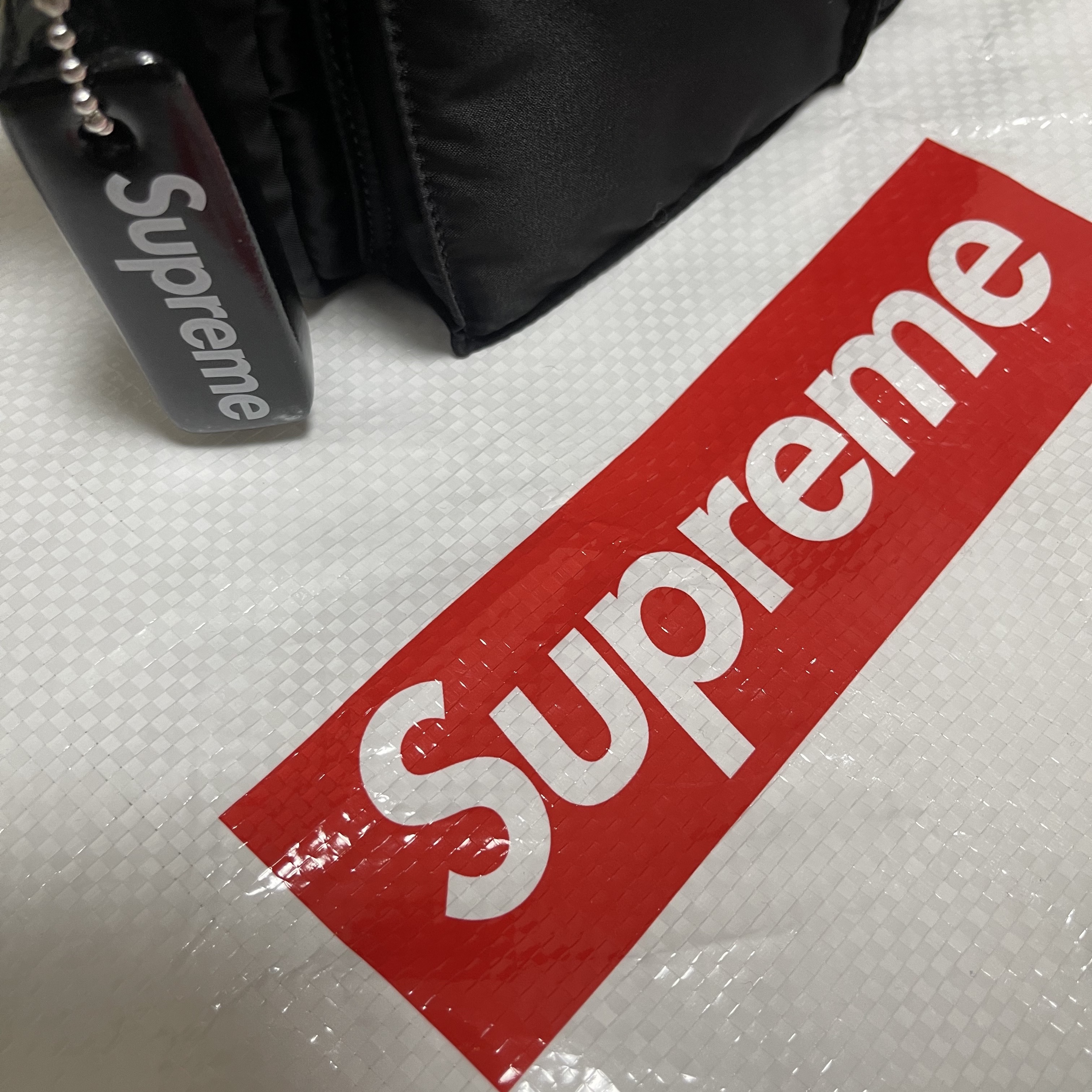 Supreme Floating Keychain Black - 23FW 착용 스타일
