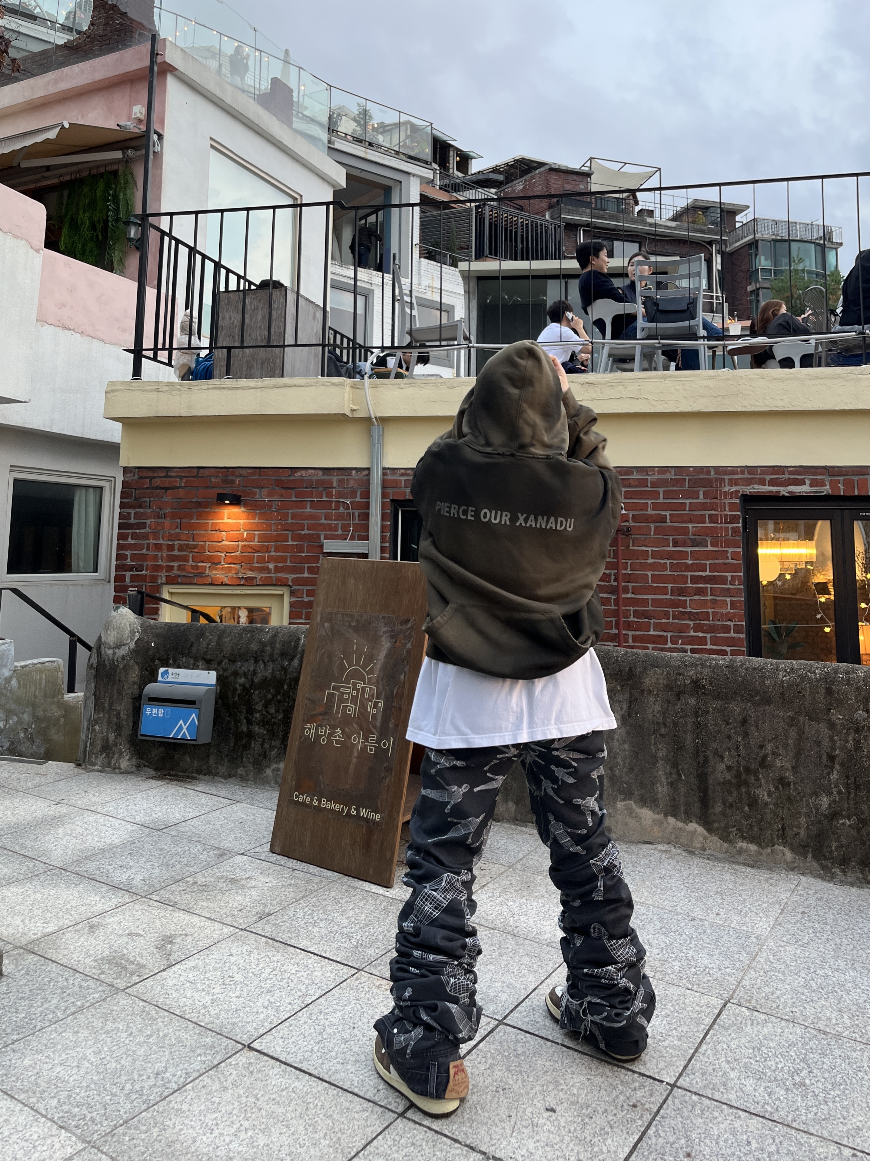 Jordan 1 x Travis Scott Retro High OG SP Mocha 착용 스타일 - 4