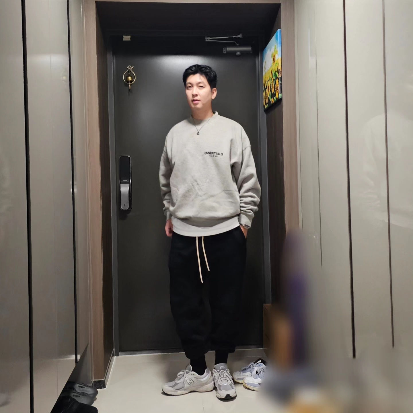 Essentials The Core Collection Crewneck Sweatshirt Dark Oatmeal, New Balance 2002R T2 Gray 착용 스타일 - 2