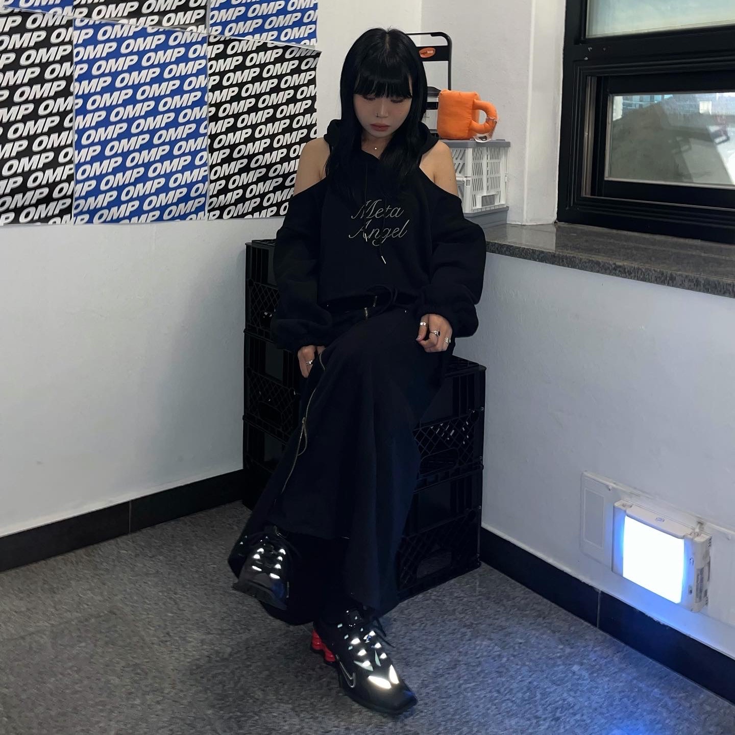 Nike x Martine Rose Shox MR4 Black 착용 스타일 - 1
