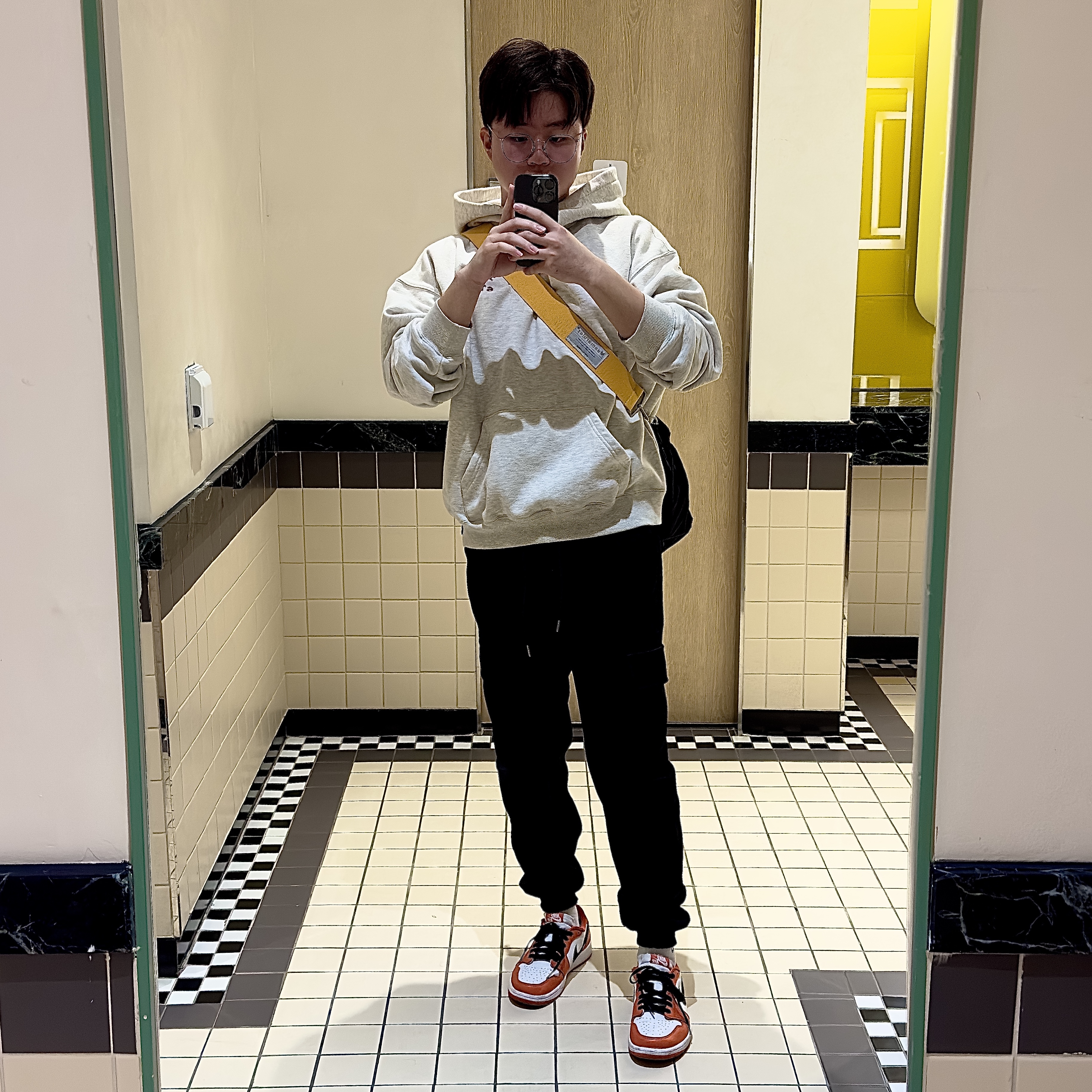 Jordan 1 Low OG Starfish, IAB Studio Hoodie Oatmeal Burgundy 착용 스타일