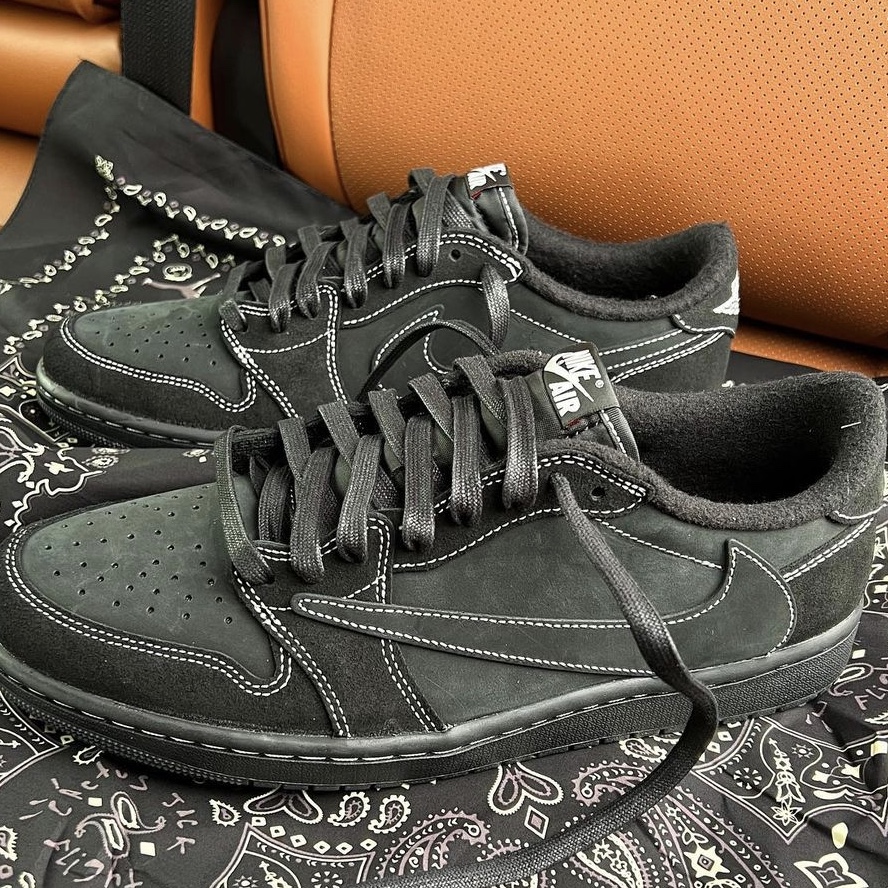Jordan 1 x Travis Scott Retro Low OG SP Black Phantom 착용 스타일