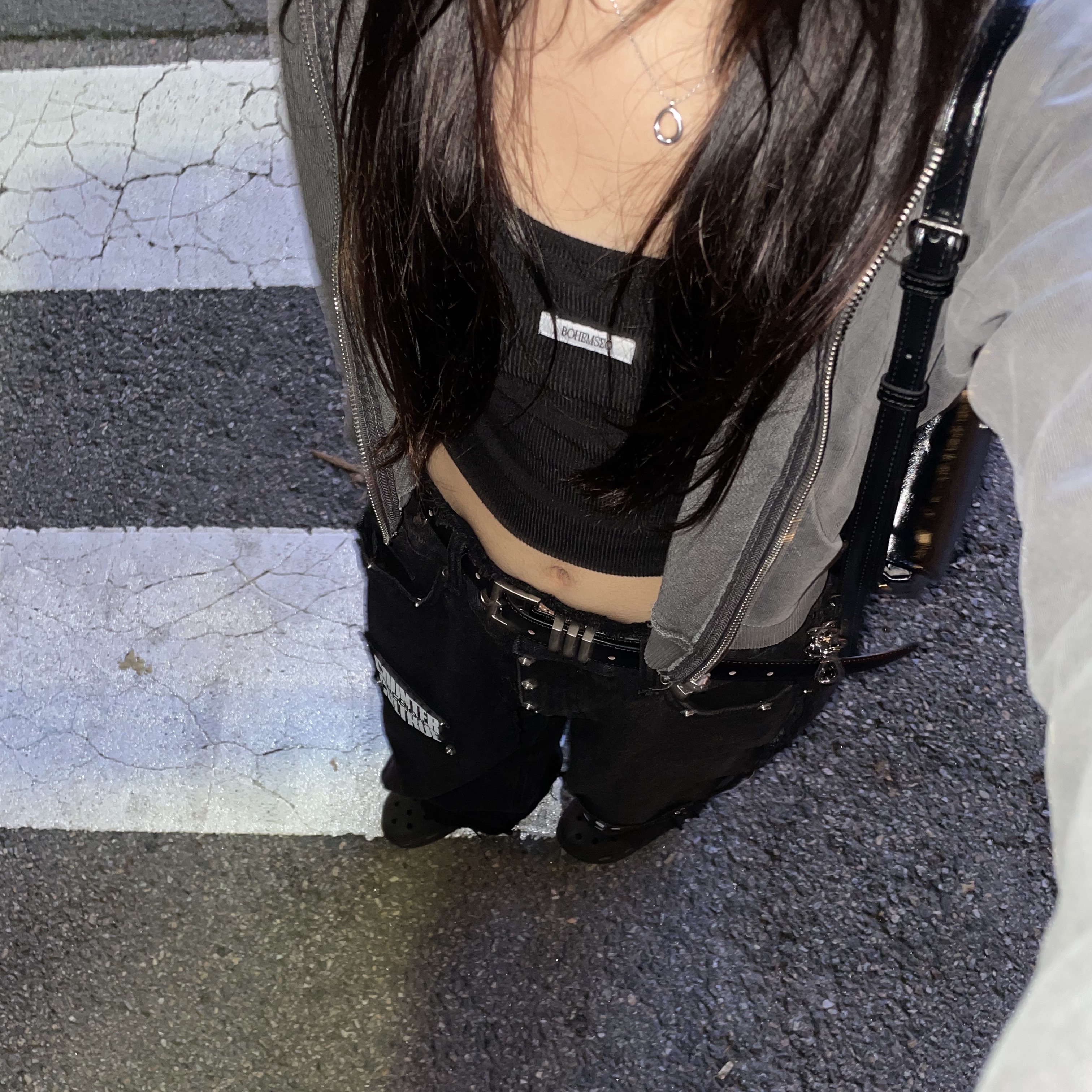 Resurrection13 Revet & Patchwork Denim Pants Black, (W) Bohemian Seoul Basic Sleeveless Crop Top Black 착용 스타일 - 2
