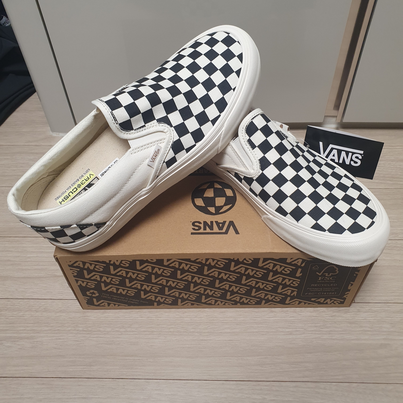 Vans Slip-On VR3 Checkerboard Black Marshmallow 착용 스타일 - 1