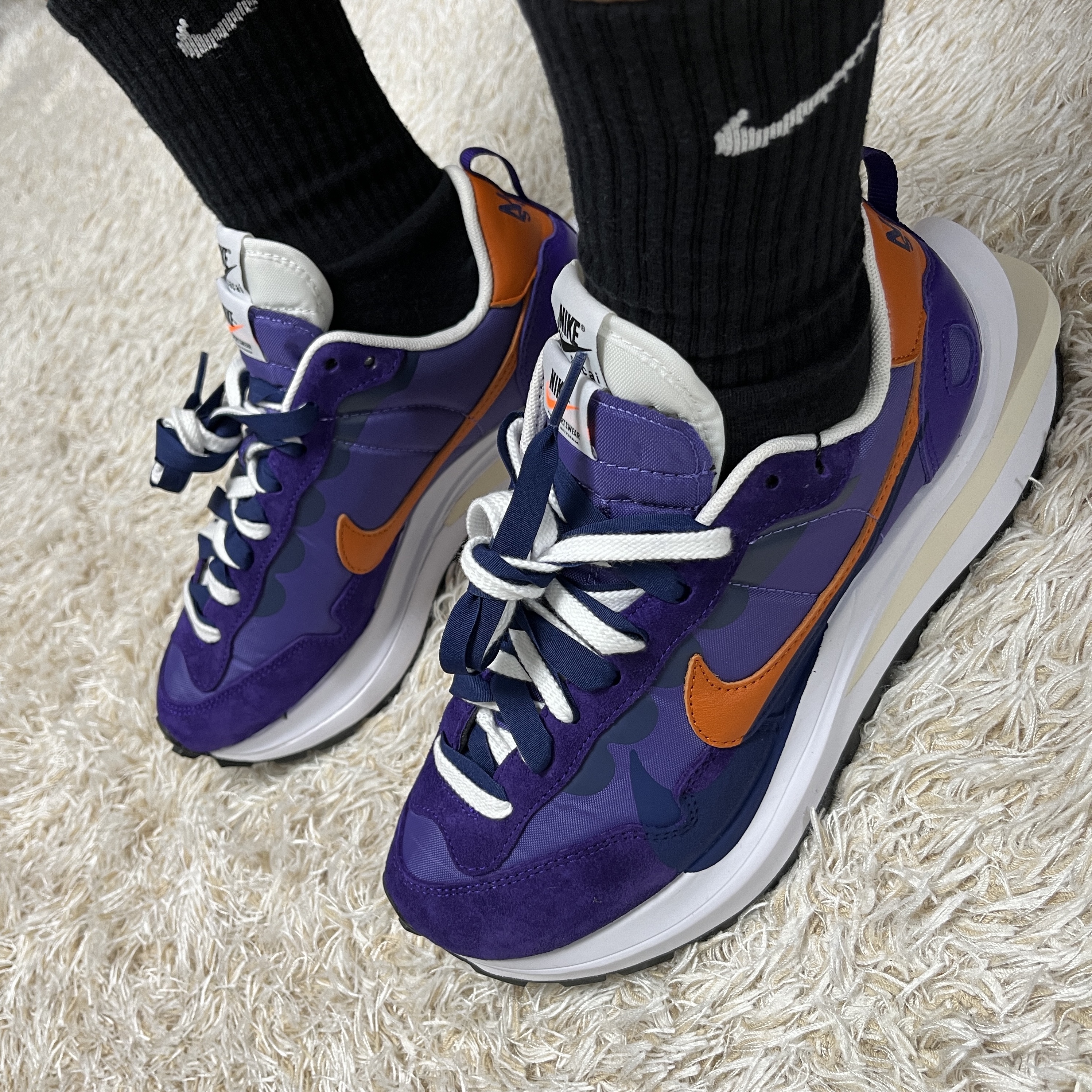 Nike x Sacai VaporWaffle Dark Iris 착용 스타일 - 2