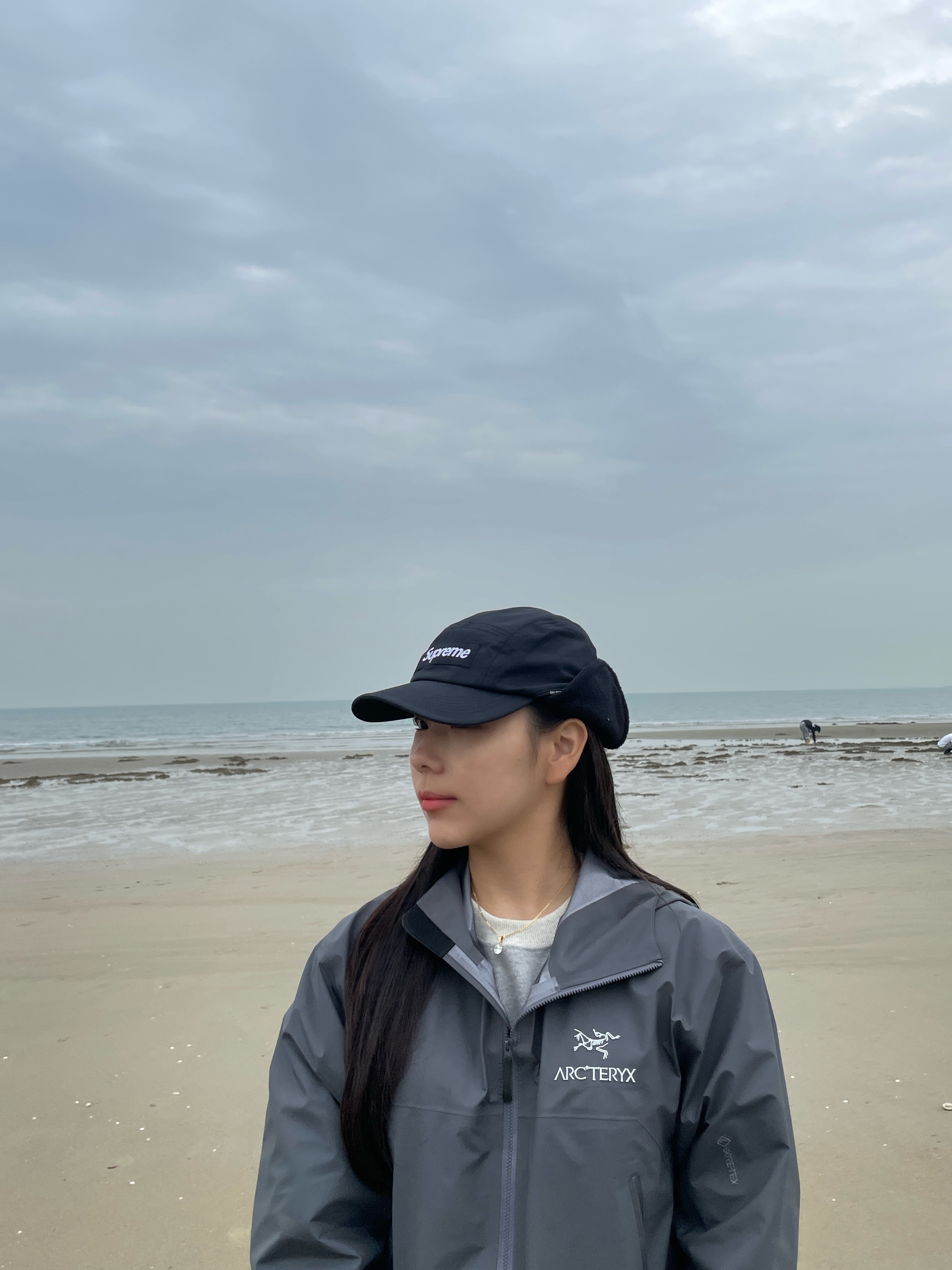 Arc'teryx Beta Jacket Cloud, Supreme Packable Earflap Camp Cap Black - 22FW 착용 스타일 - 2