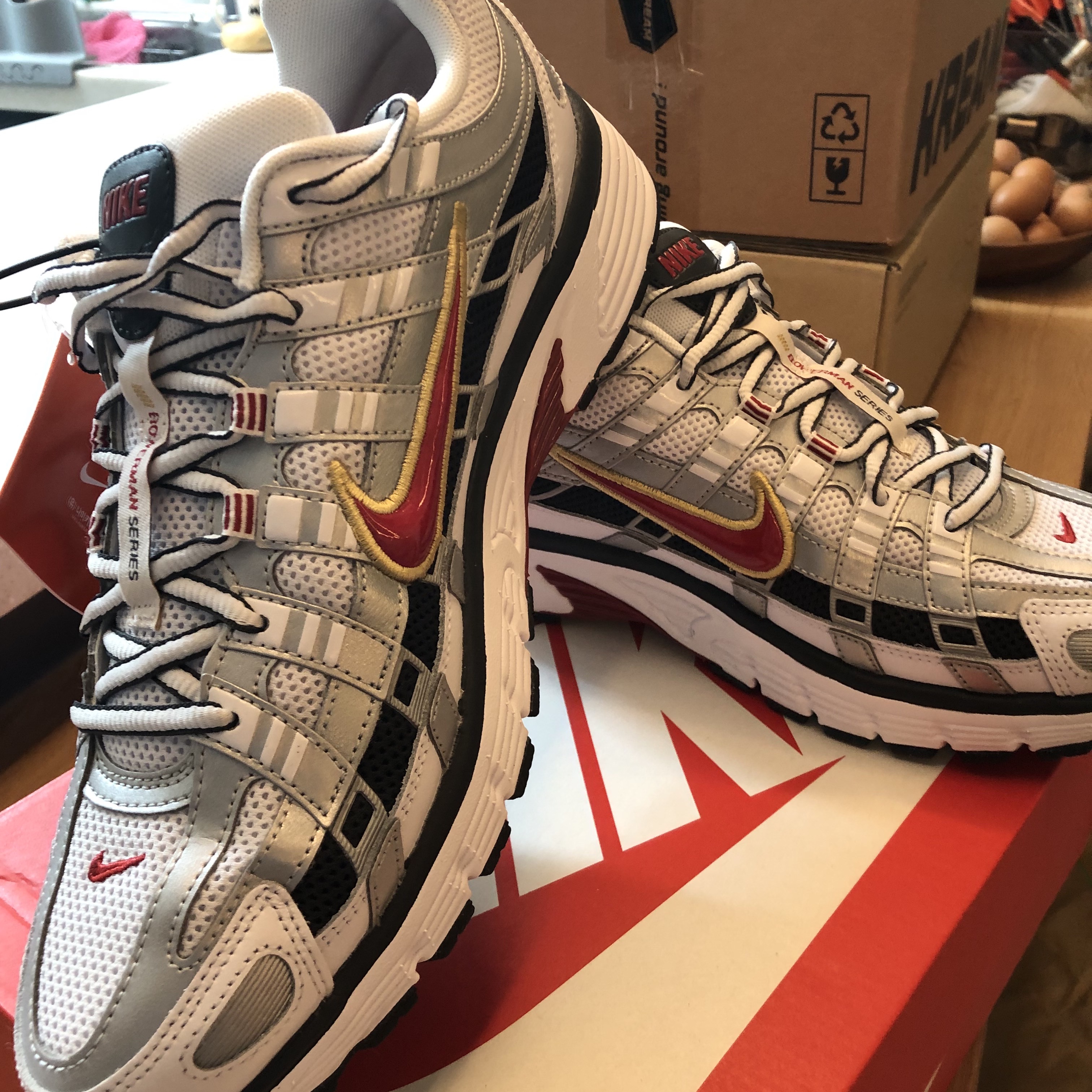 (W) Nike P-6000 Metallic Silver Red 착용 스타일 - 1