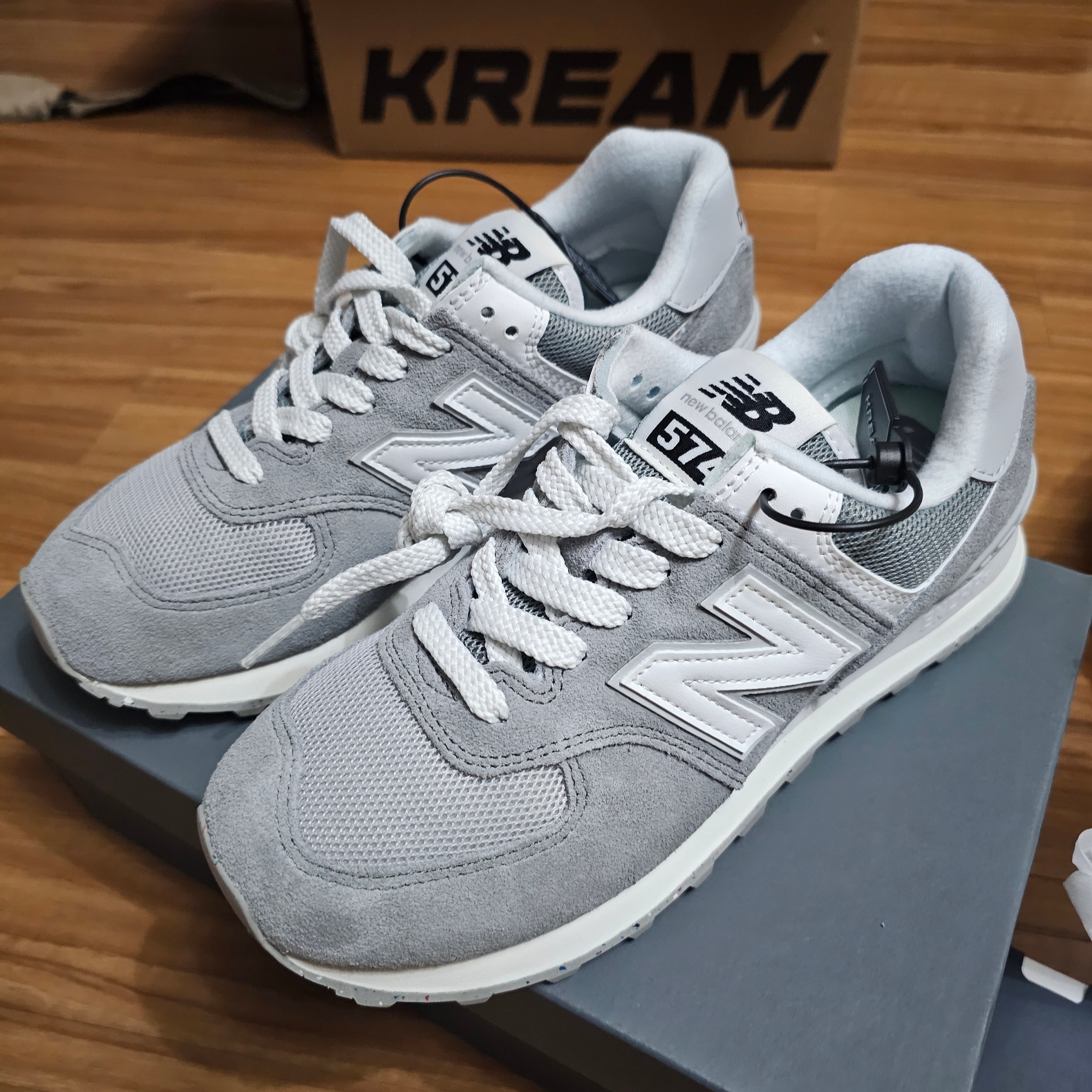 New Balance 574 Grey 착용 스타일