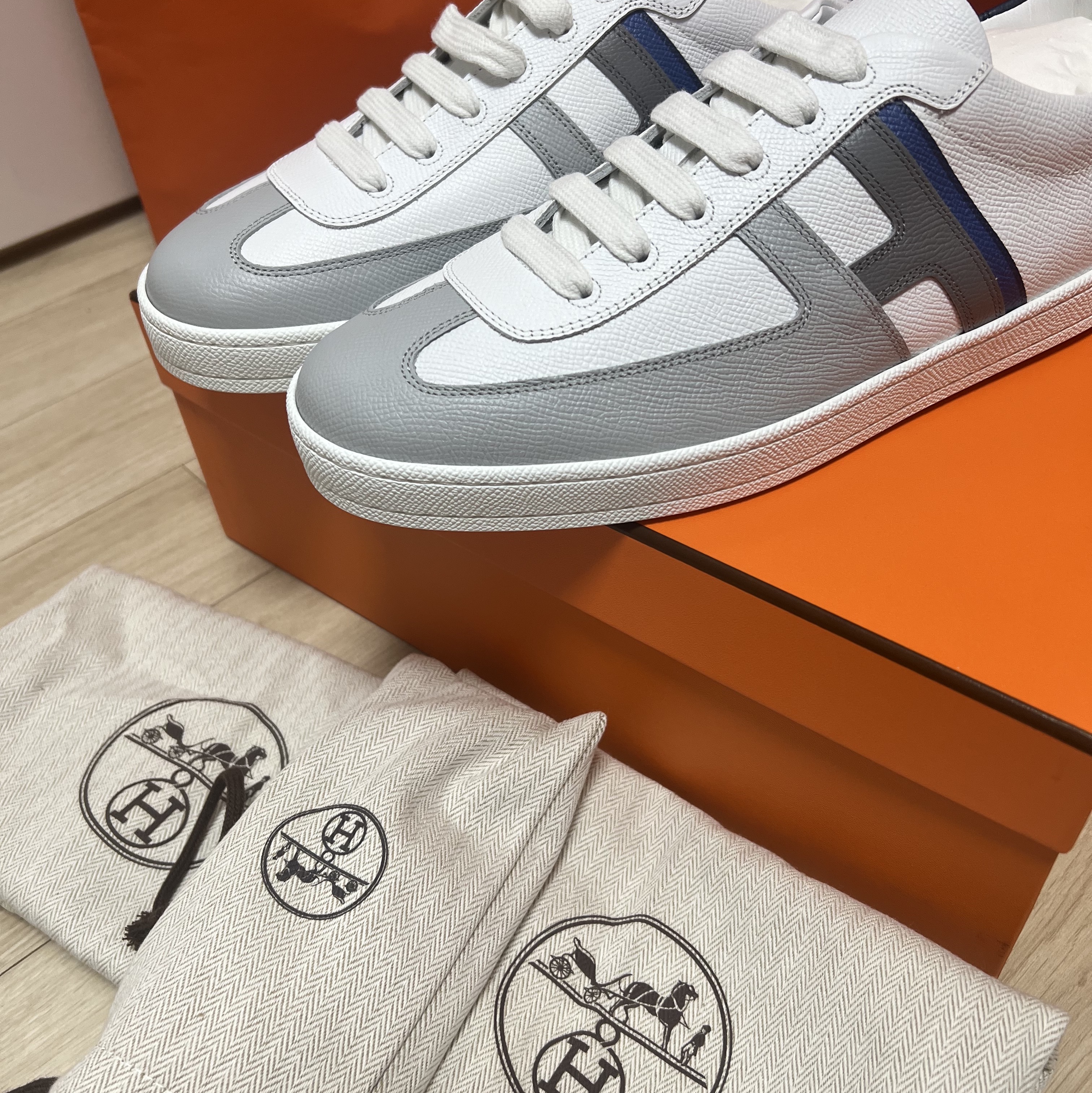 Hermes Boomerang Sneakers Epsom & Gris Blanc 착용 스타일 - 2