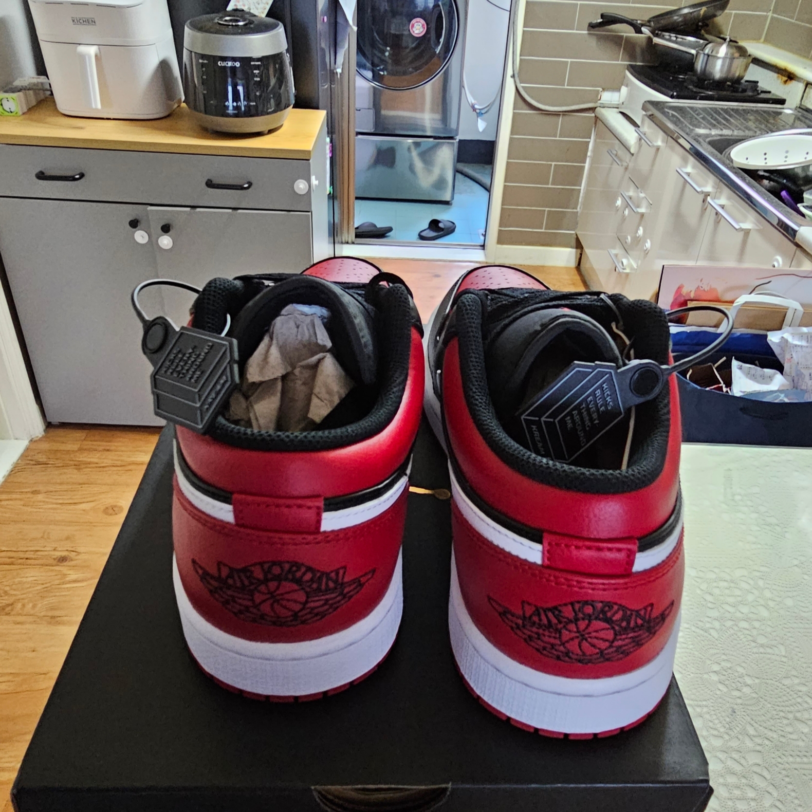 Jordan 1 Low Alternate Bred Toe 착용 스타일 - 3