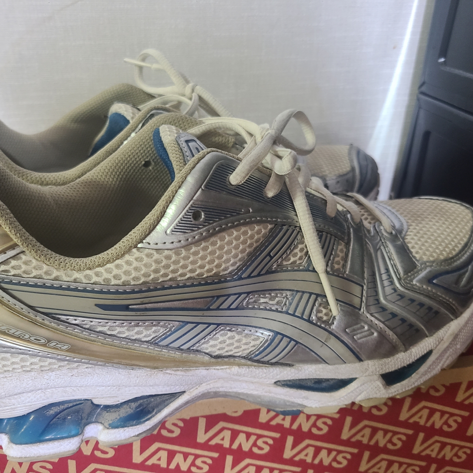 Asics Gel-Kayano 14 Cream Pure Silver 착용 스타일