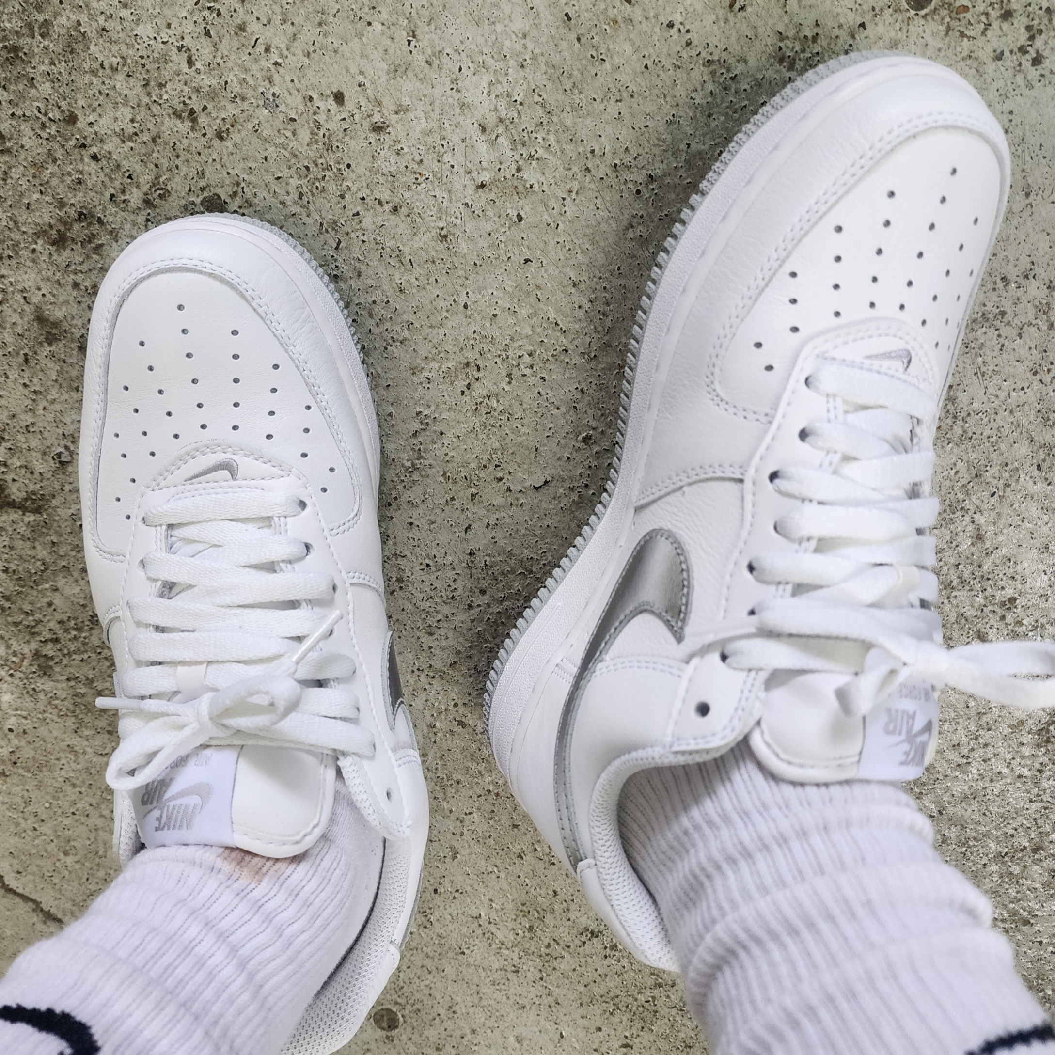 Nike Air Force 1 Low Retro Color of the Month White Metallic Silver, Nike x Stussy NRG Crew Socks White Black 착용 스타일
