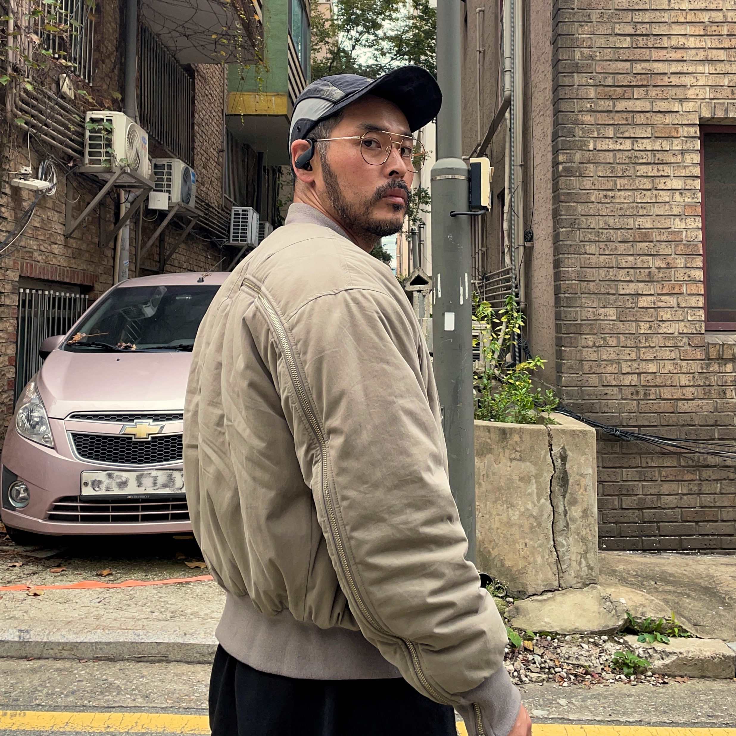 Grailz Multi Zipper Bomber Jacket Taupe 착용 스타일