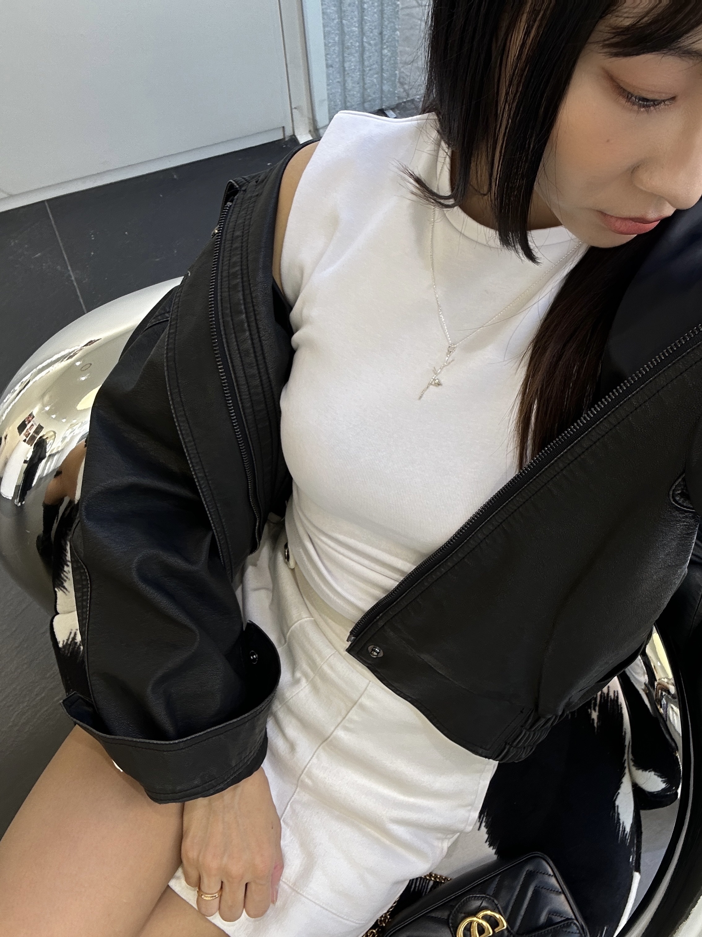 Gucci GG Marmont Matelasse Leather Super Mini Bag Black 착용 스타일 - 3