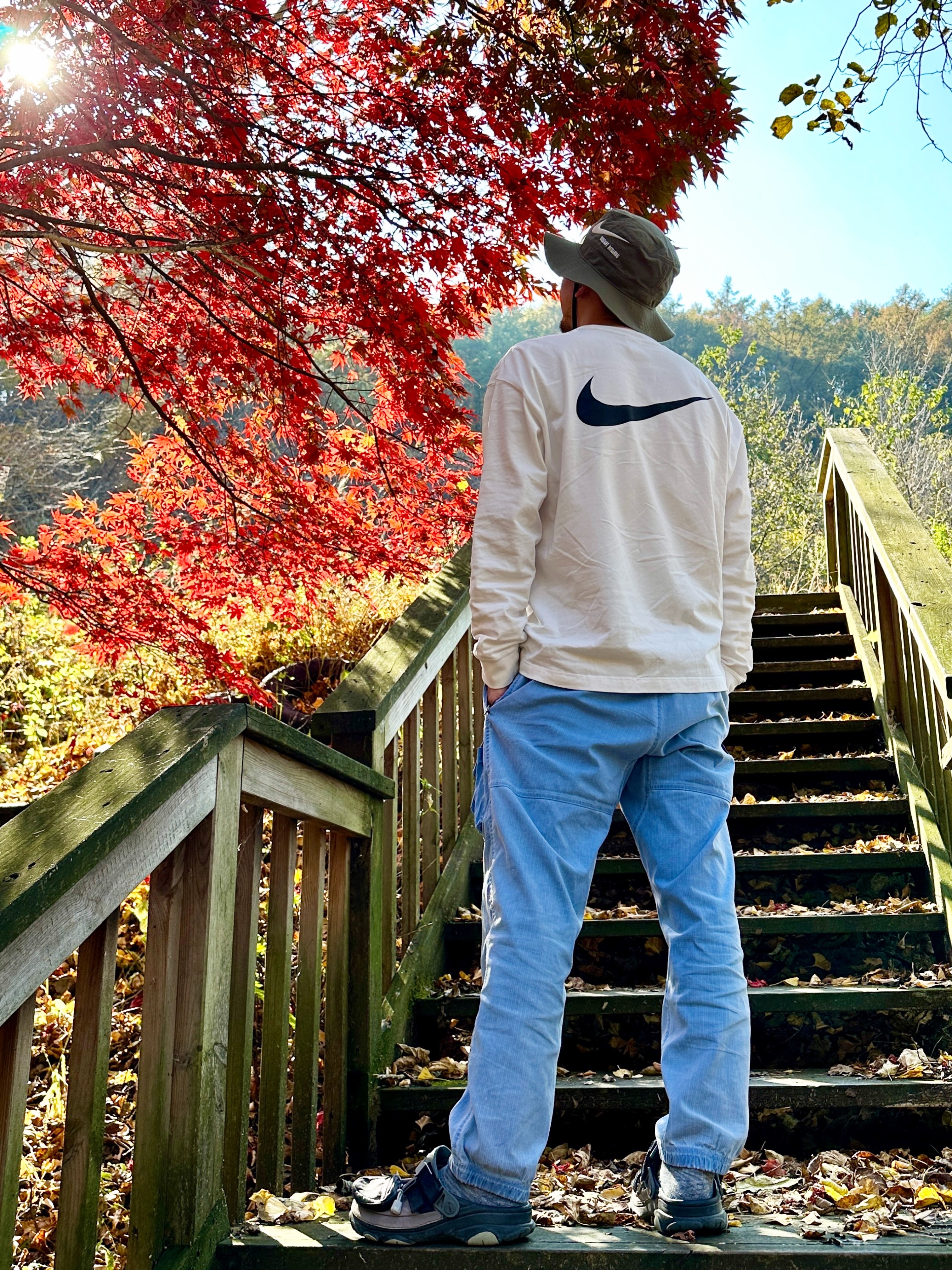 Nike x Drake Nocta Souvenir Cactus Bucket Hat Olive, Nike x Stussy Big Swoosh LS T-Shirt White - US/EU 착용 스타일