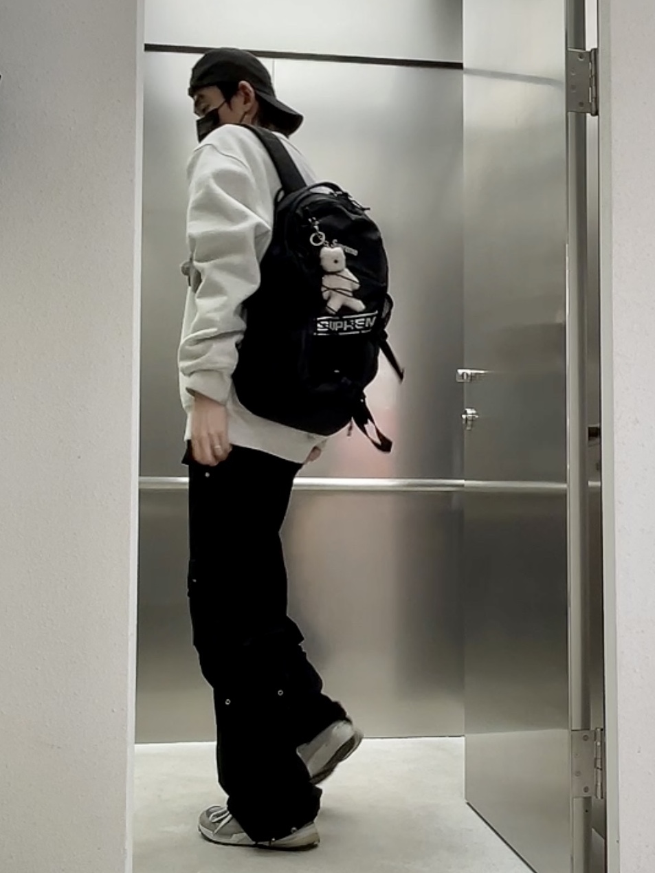 New Balance 992 Made in USA Grey - D Standard, Supreme Backpack Black - 23FW 착용 스타일 - 2