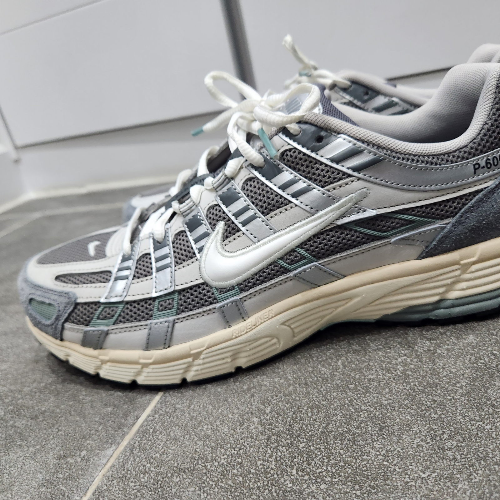Nike P-6000 Flat Pewter Light Iron Ore 착용 스타일 - 2