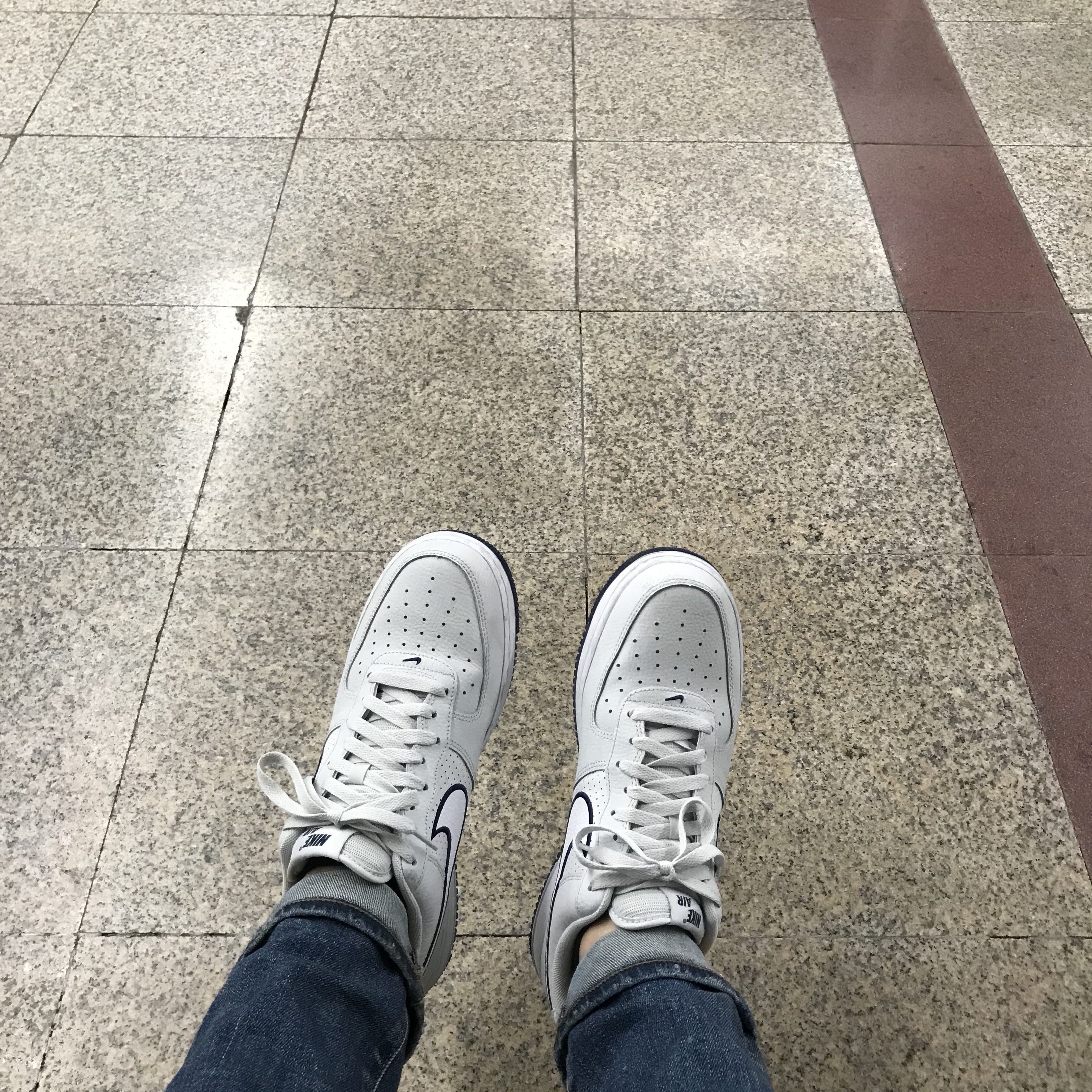 Nike Air Force 1 '07 Photon Dust White 착용 스타일