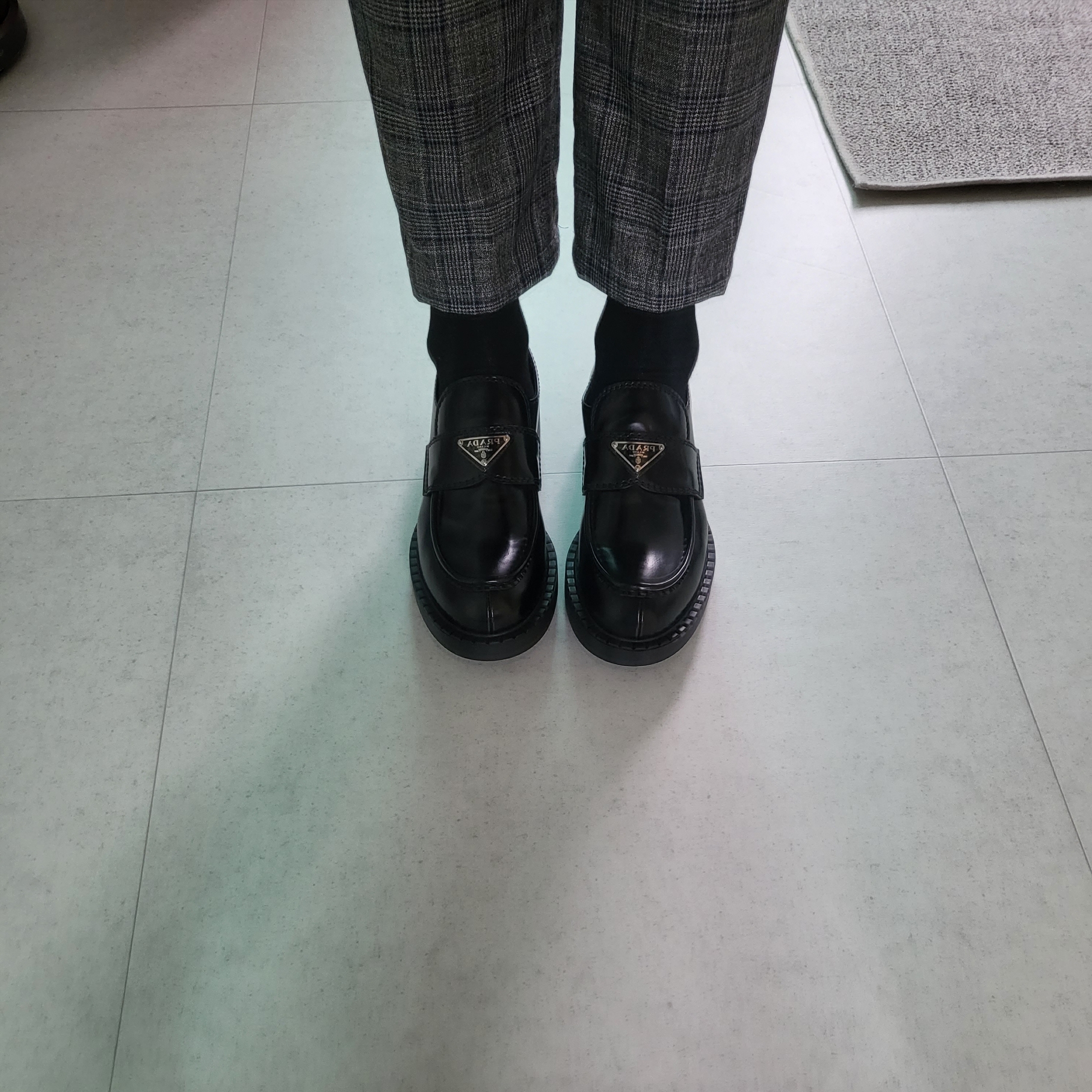 Prada Chocolate Brushed Leather Loafers Black 착용 스타일 - 1