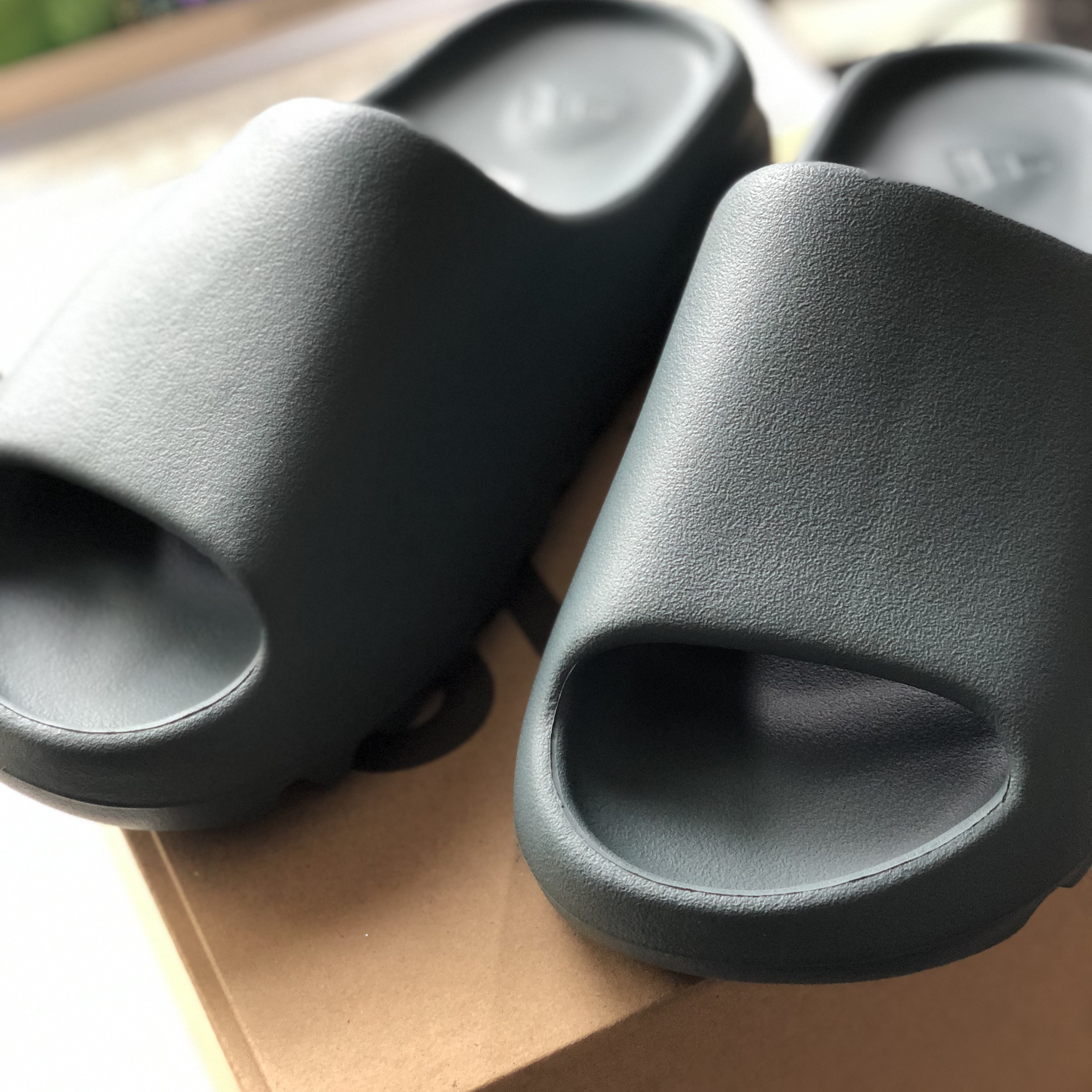 Adidas Yeezy Slide Granite 착용 스타일 - 1