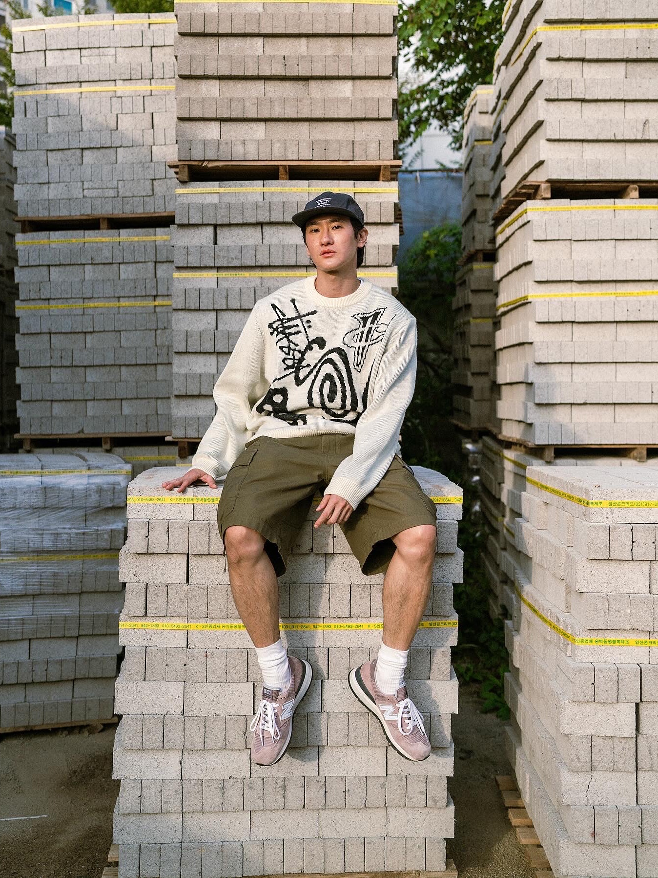Nike x Stussy NRG LS Knit Sweater Fossil (DR2893-238), New Balance x Kith 990v1 Made in USA Dusty Rose 착용 스타일 - 2