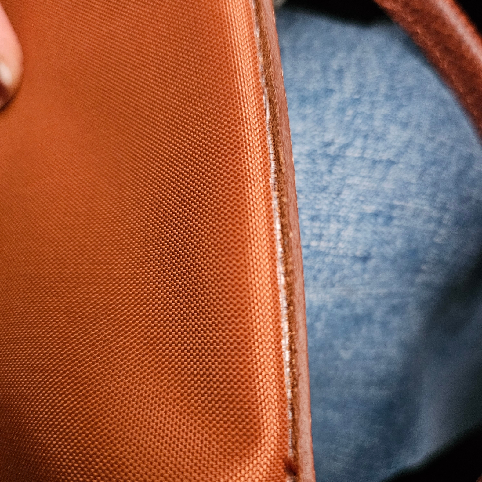 Longchamp Le Pliage Green Handle Pouch Brown Cognac 착용 스타일 - 3