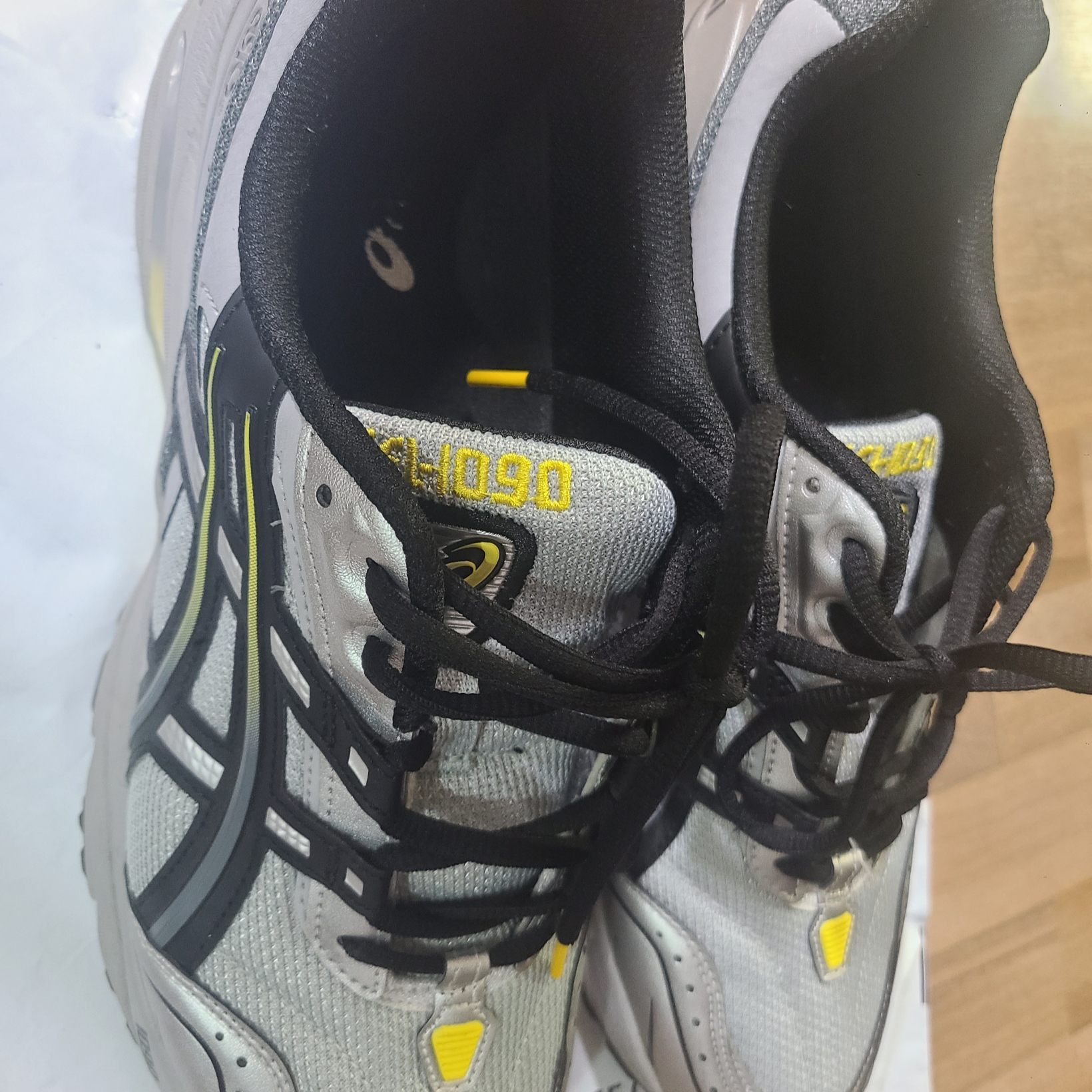 Asics Gel-1090 Mid Grey Black 착용 스타일