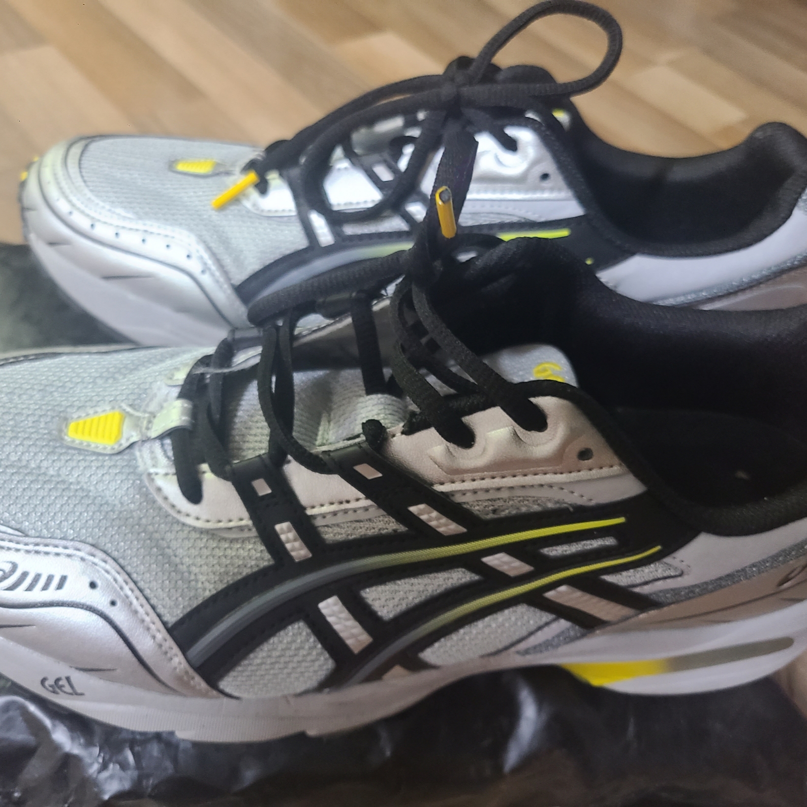 Asics Gel-1090 Mid Grey Black 착용 스타일