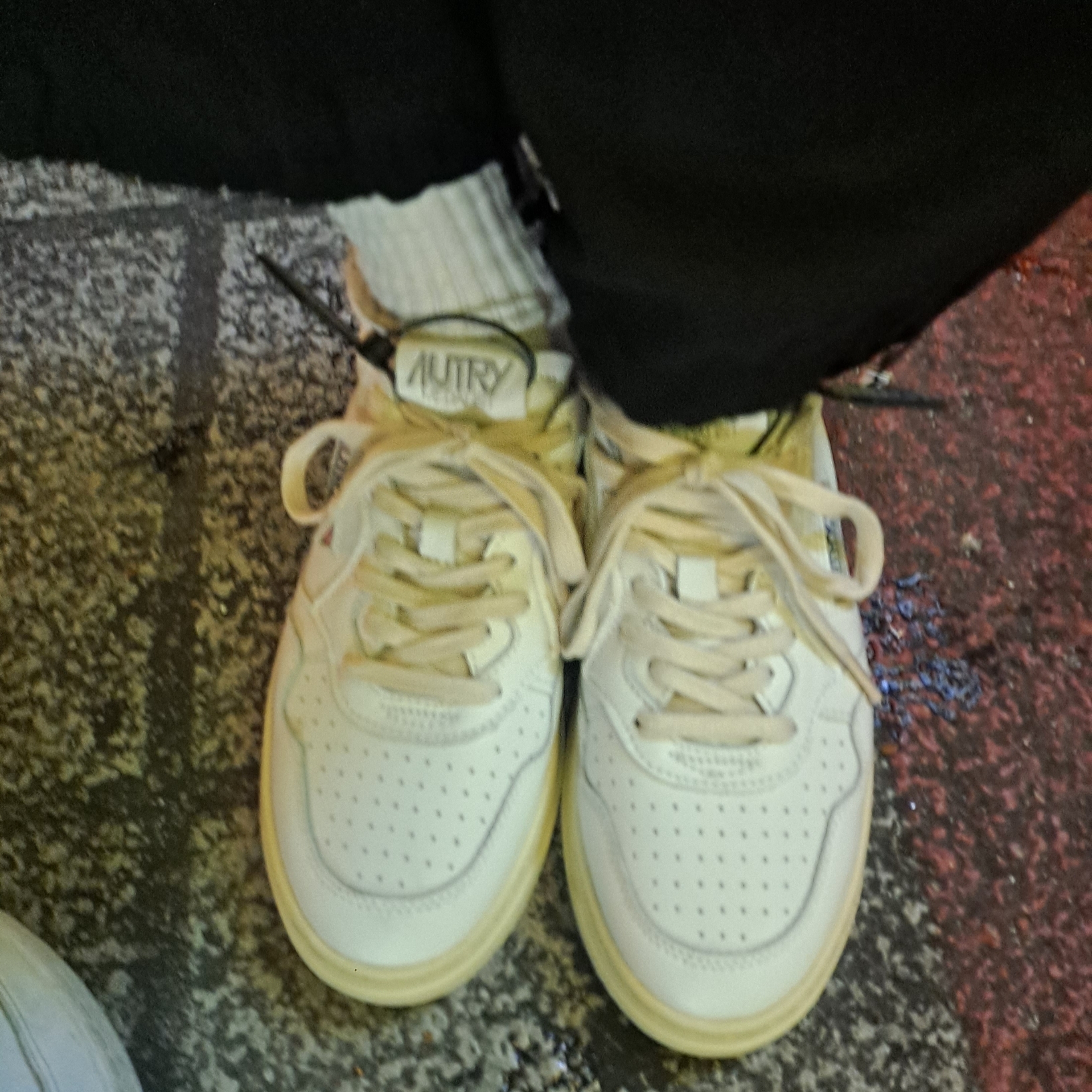 Autry Medalist Low Leather Sneakers White Blue 착용 스타일 - 1