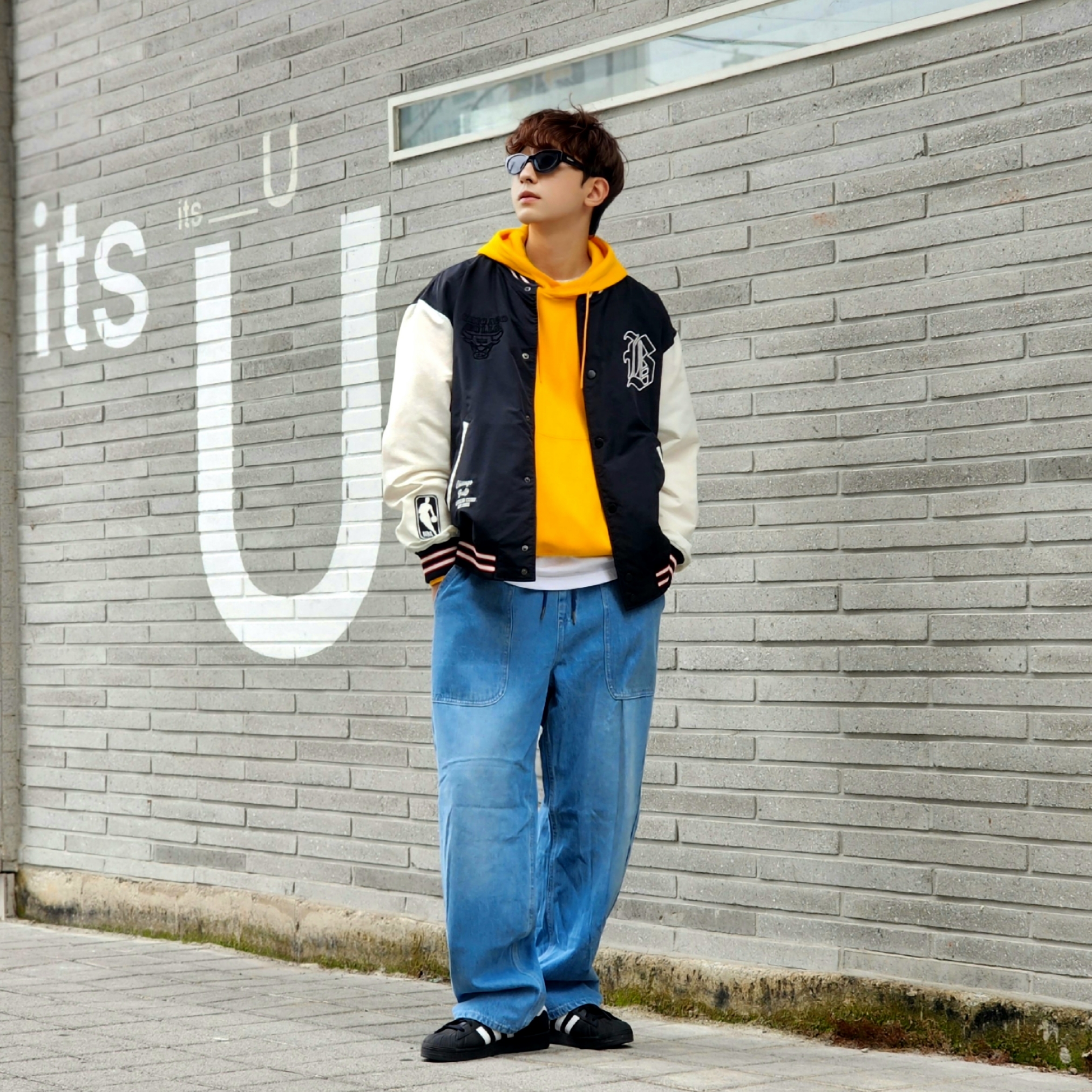 Adidas Superstar Core Black White 착용 스타일 - 2