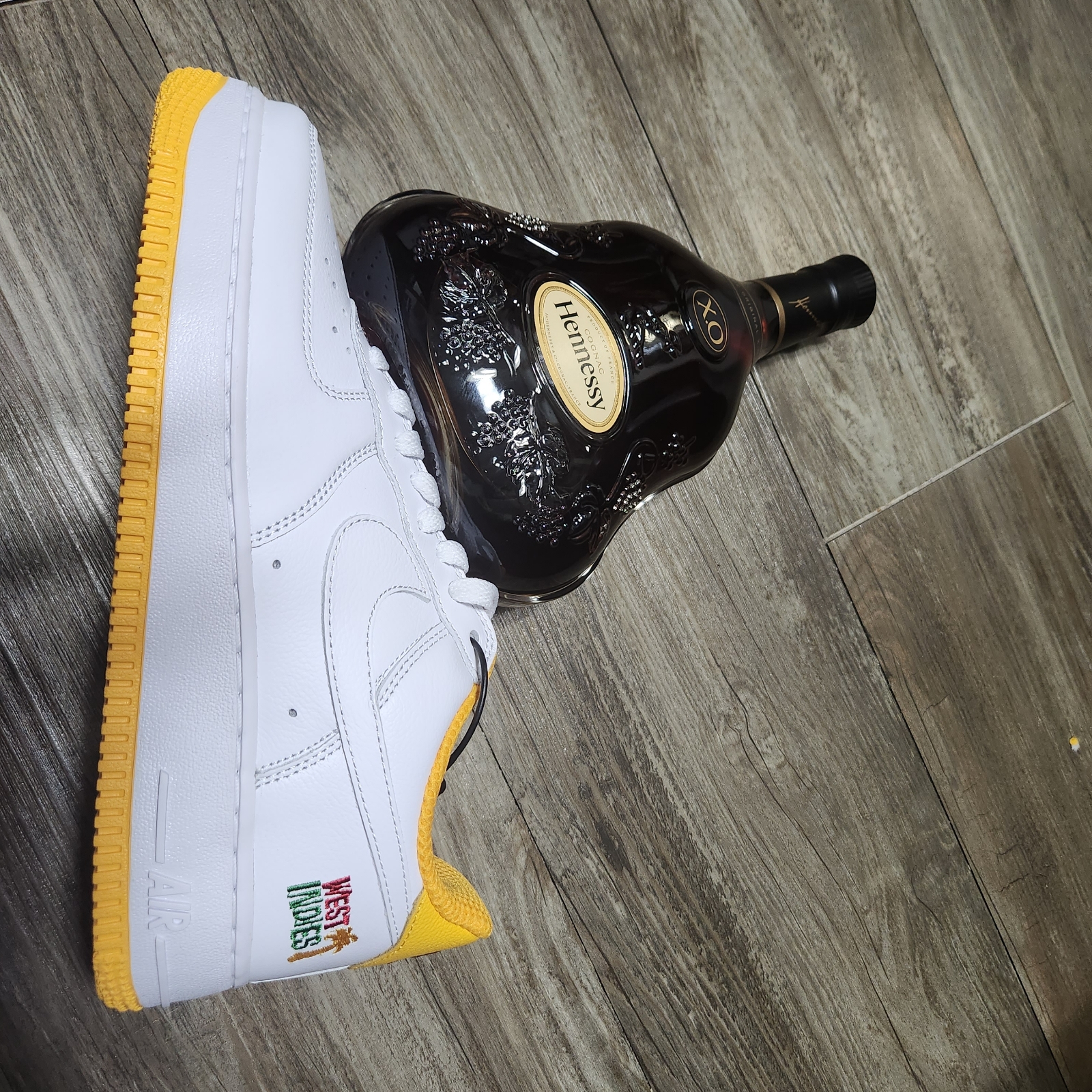 Nike Air Force 1 Low Retro QS West Indies University Gold 착용 스타일