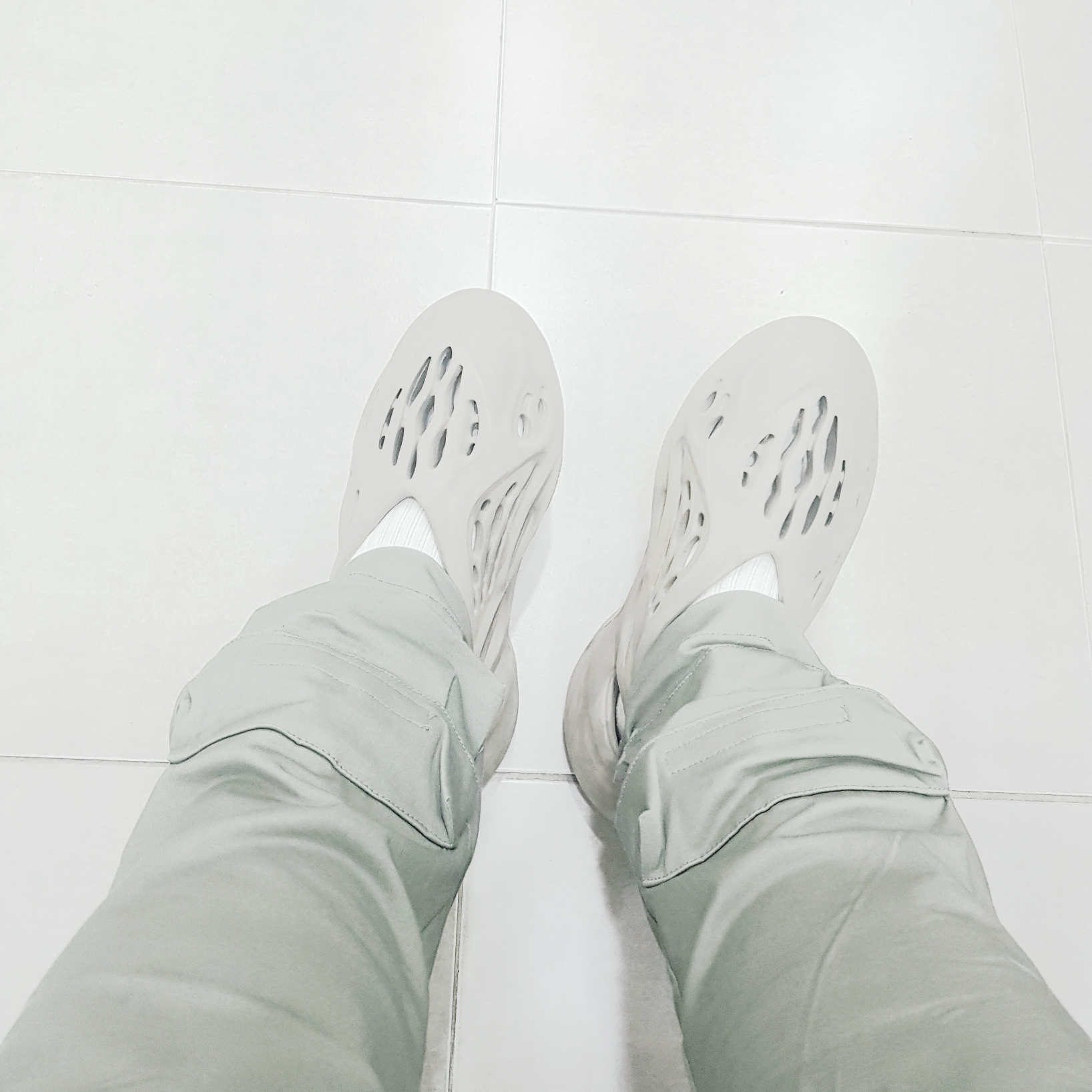 Adidas Yeezy Foam RNNR Stone Taupe 착용 스타일