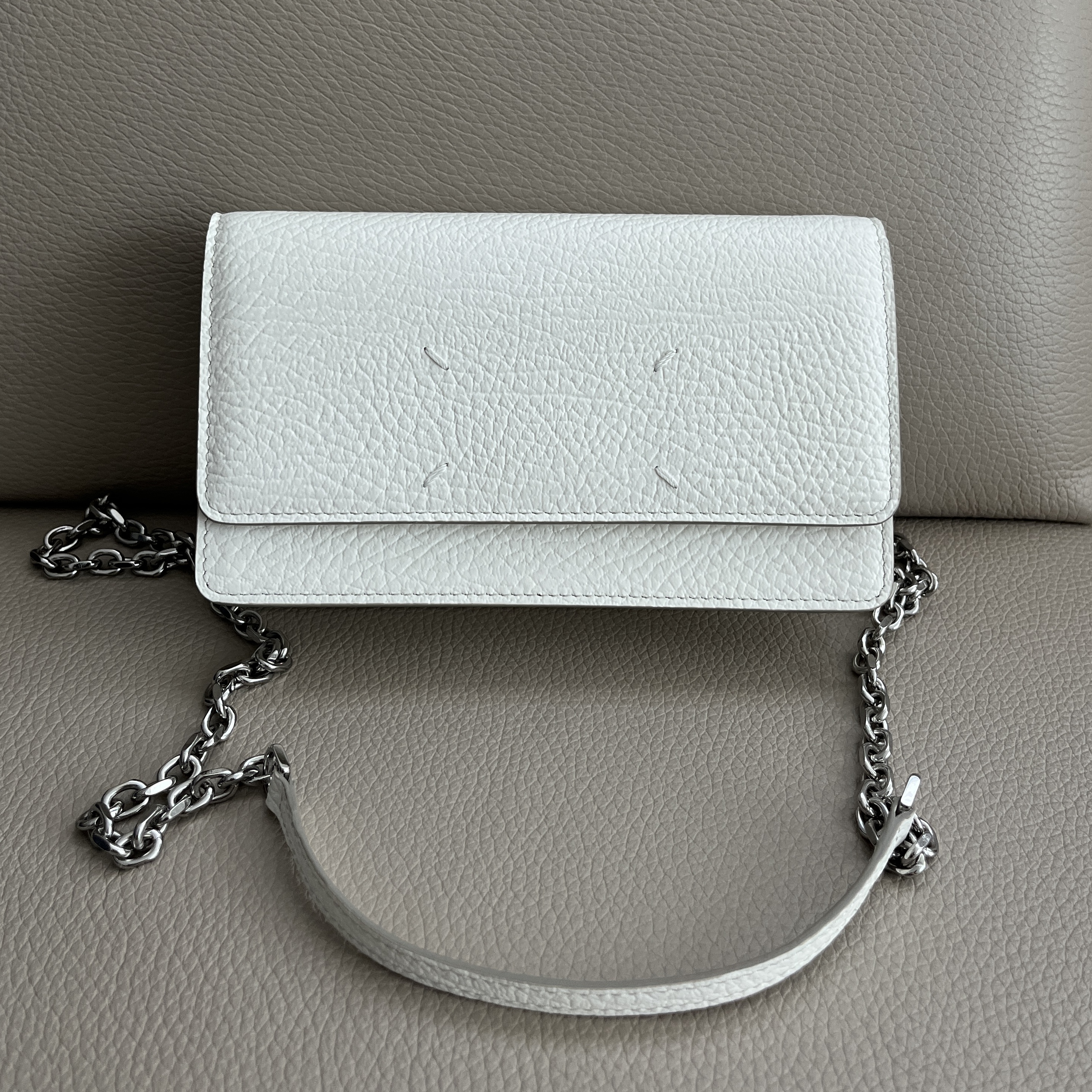 Maison Margiela Bovine Leather Stitch Chain Wallet White 착용 스타일 - 2