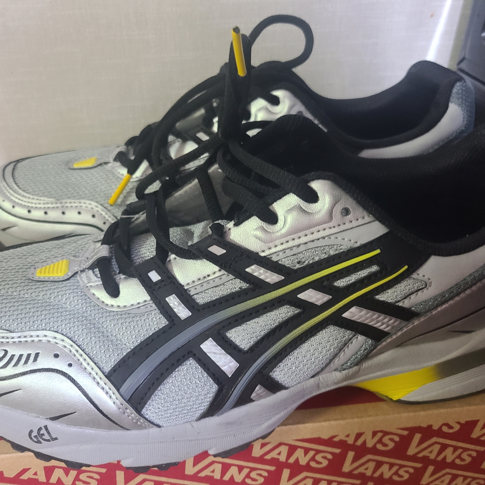 Asics Gel-1090 Mid Grey Black 착용 스타일