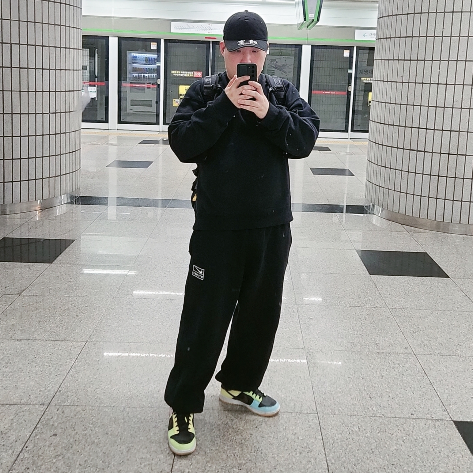 Nike Dunk Low SE Free.99 Black, Nike x Stussy NRG Washed Fleece Crewneck Black (DO5310-010) 착용 스타일