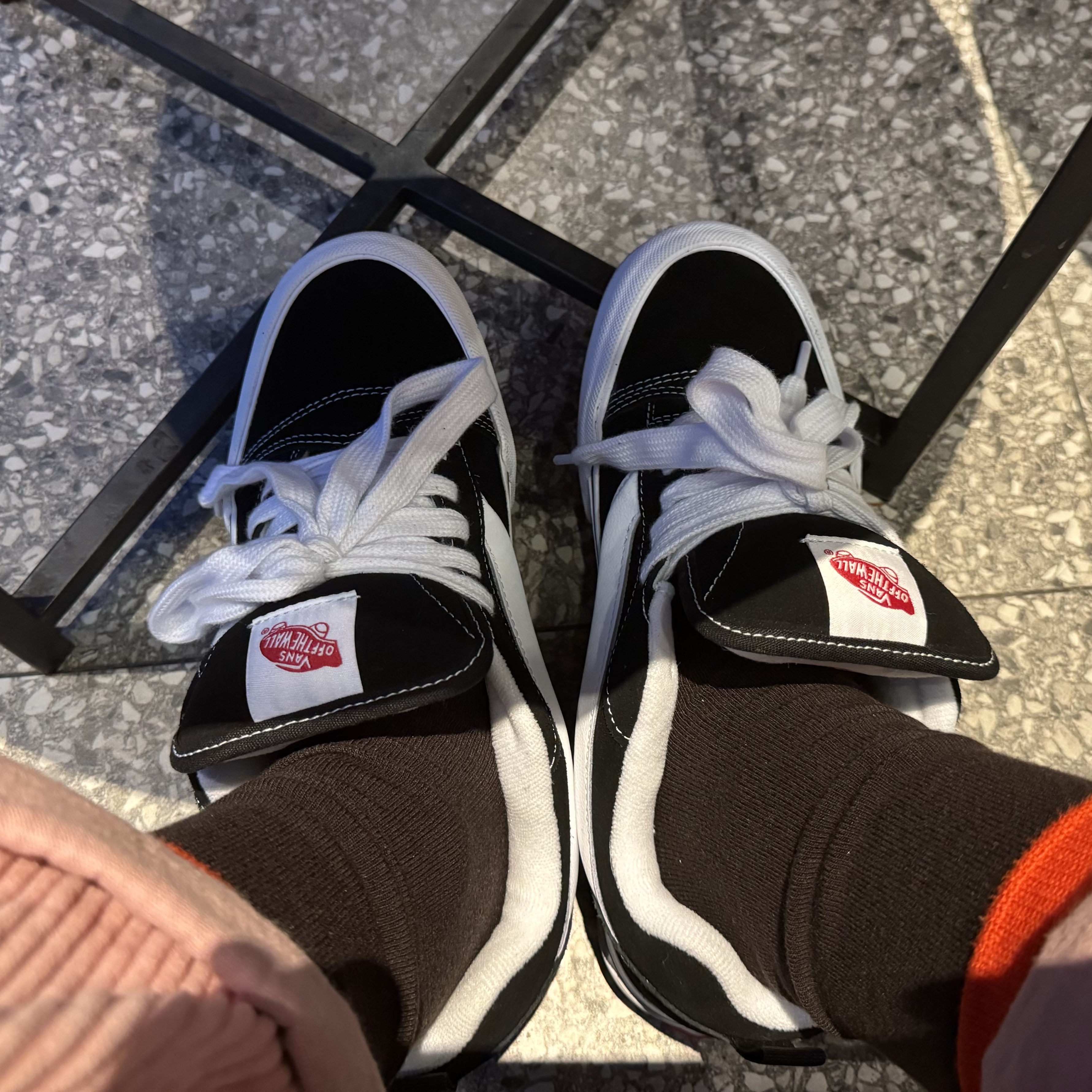 Vans Knu-Skool Black True White 착용 스타일