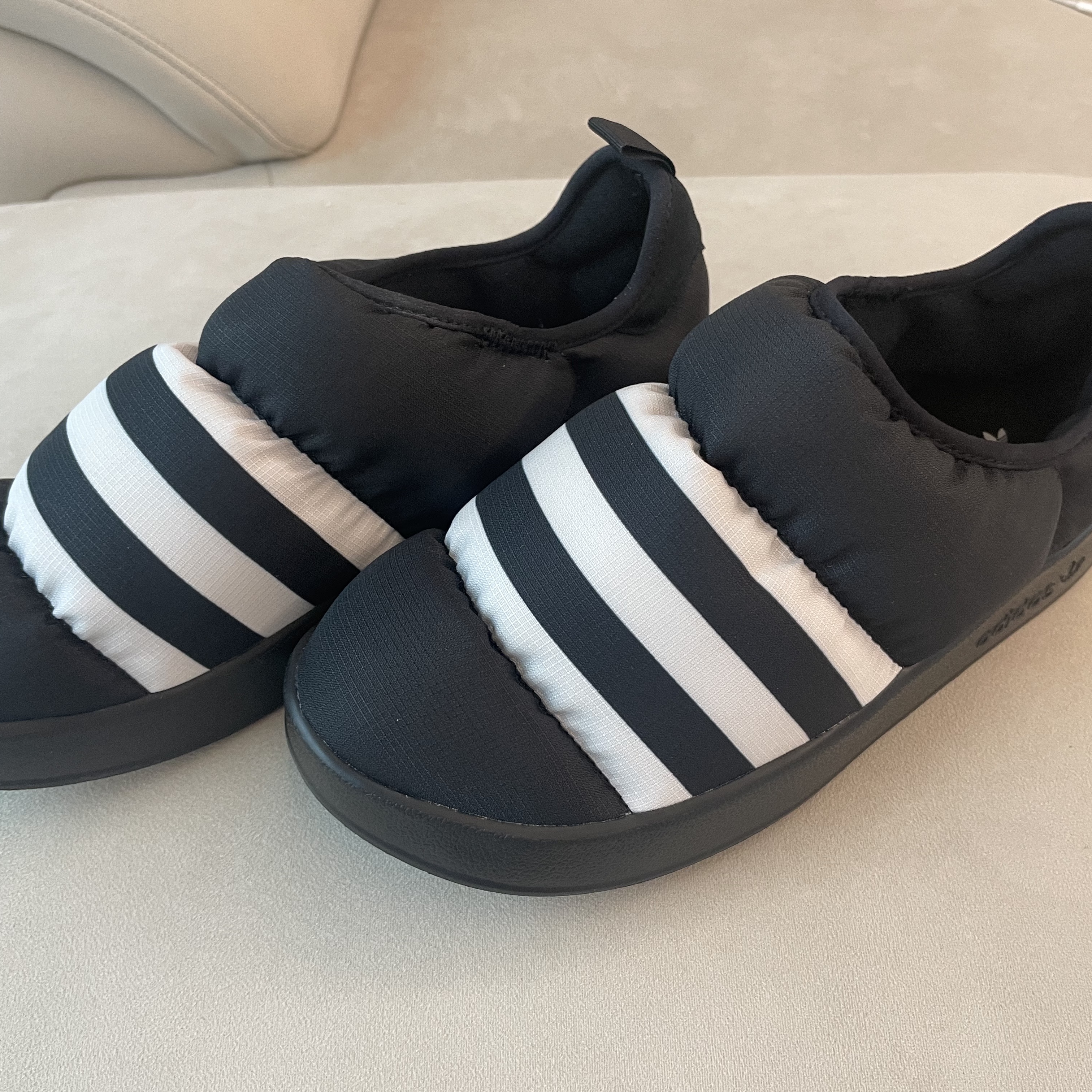 Adidas Puffylette Core Black 착용 스타일