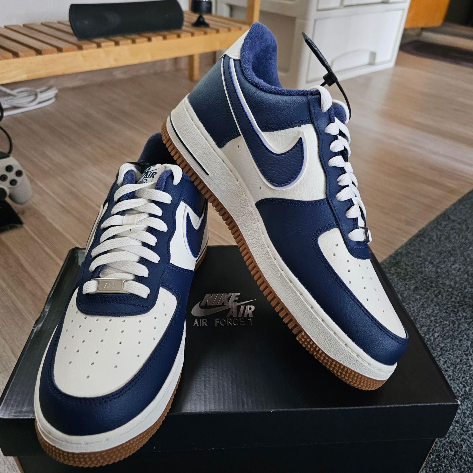 Nike Air Force 1 '07 LV8 Midnight Navy 착용 스타일 - 1