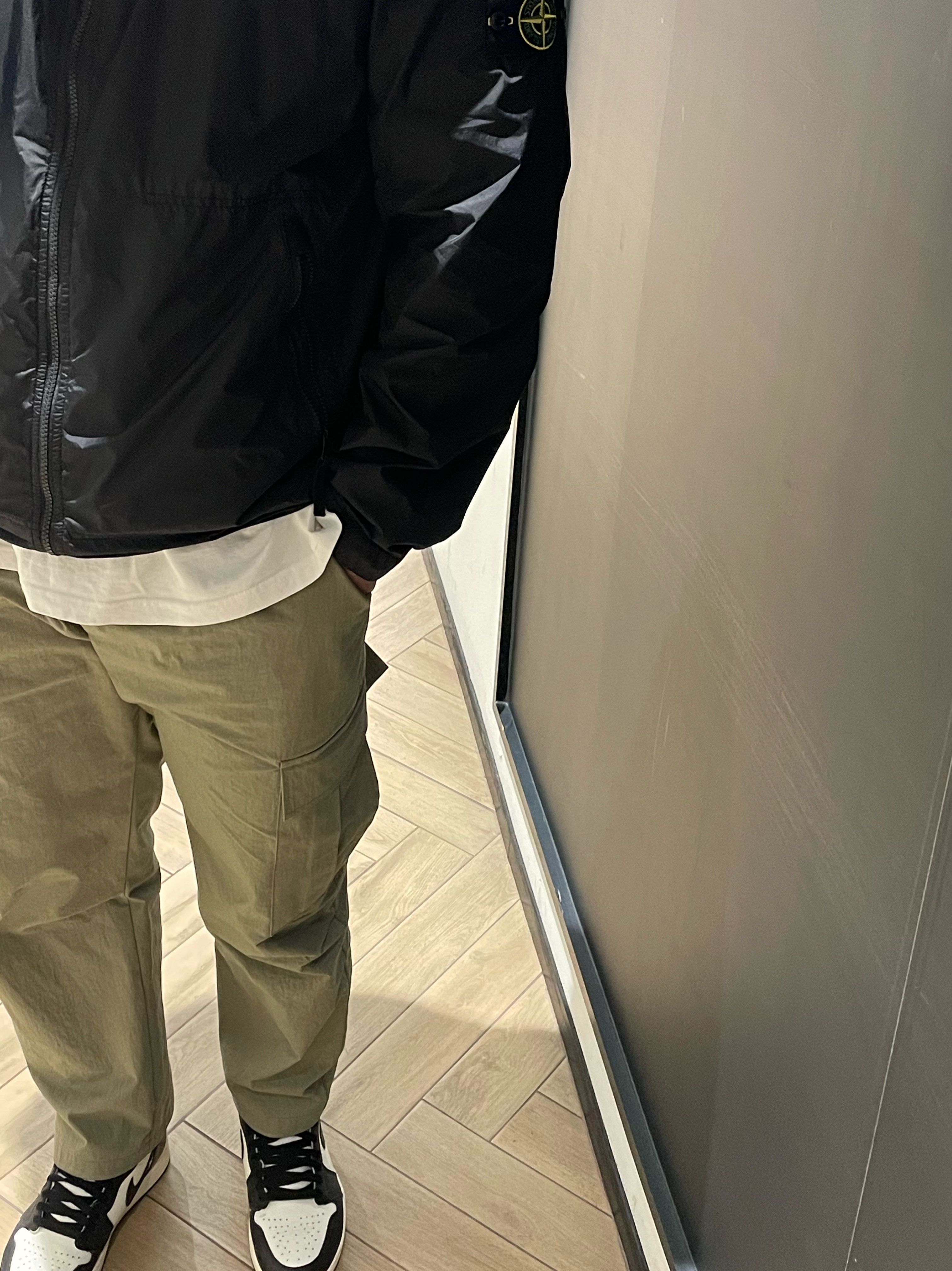 Jordan 1 Retro High OG Black Mocha, Stone Island 40522 Crinkle Reps Nylon Garment Dyed Hooded Jacket Black - 23SS 착용 스타일