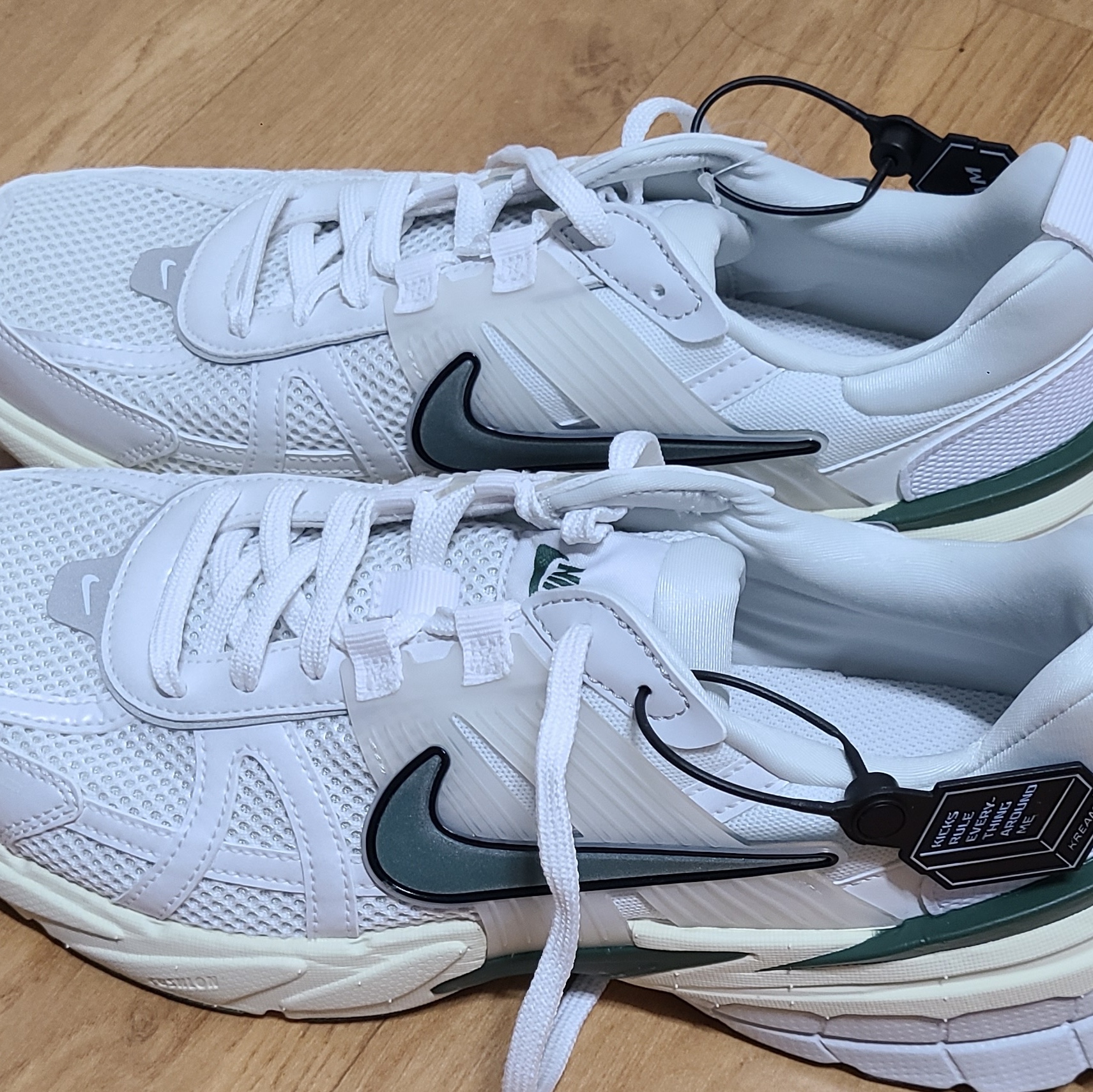 Nike V2K Run White Fir 착용 스타일 - 2