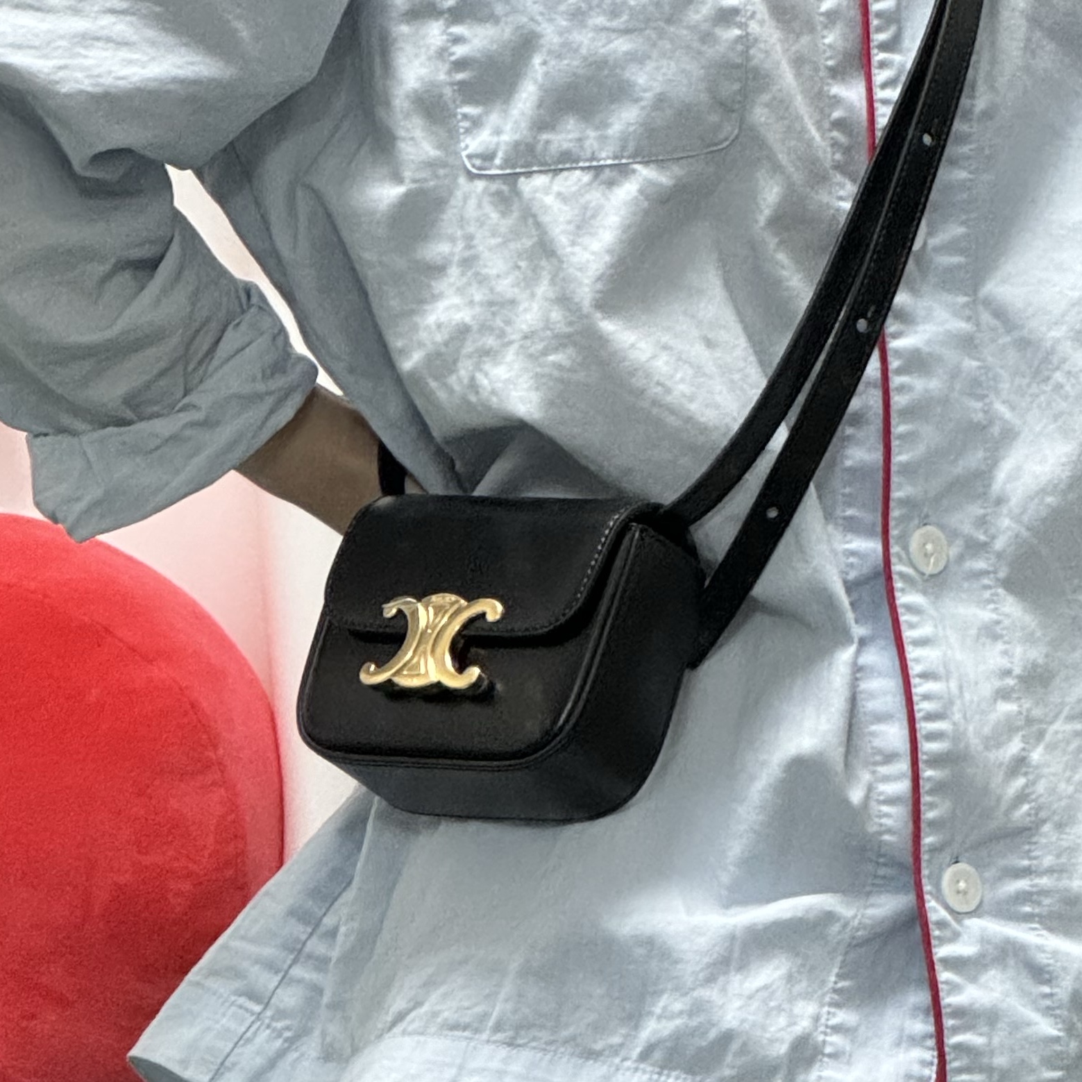 Celine Mini Claude in Shiny Calfskin Black 착용 스타일 - 3