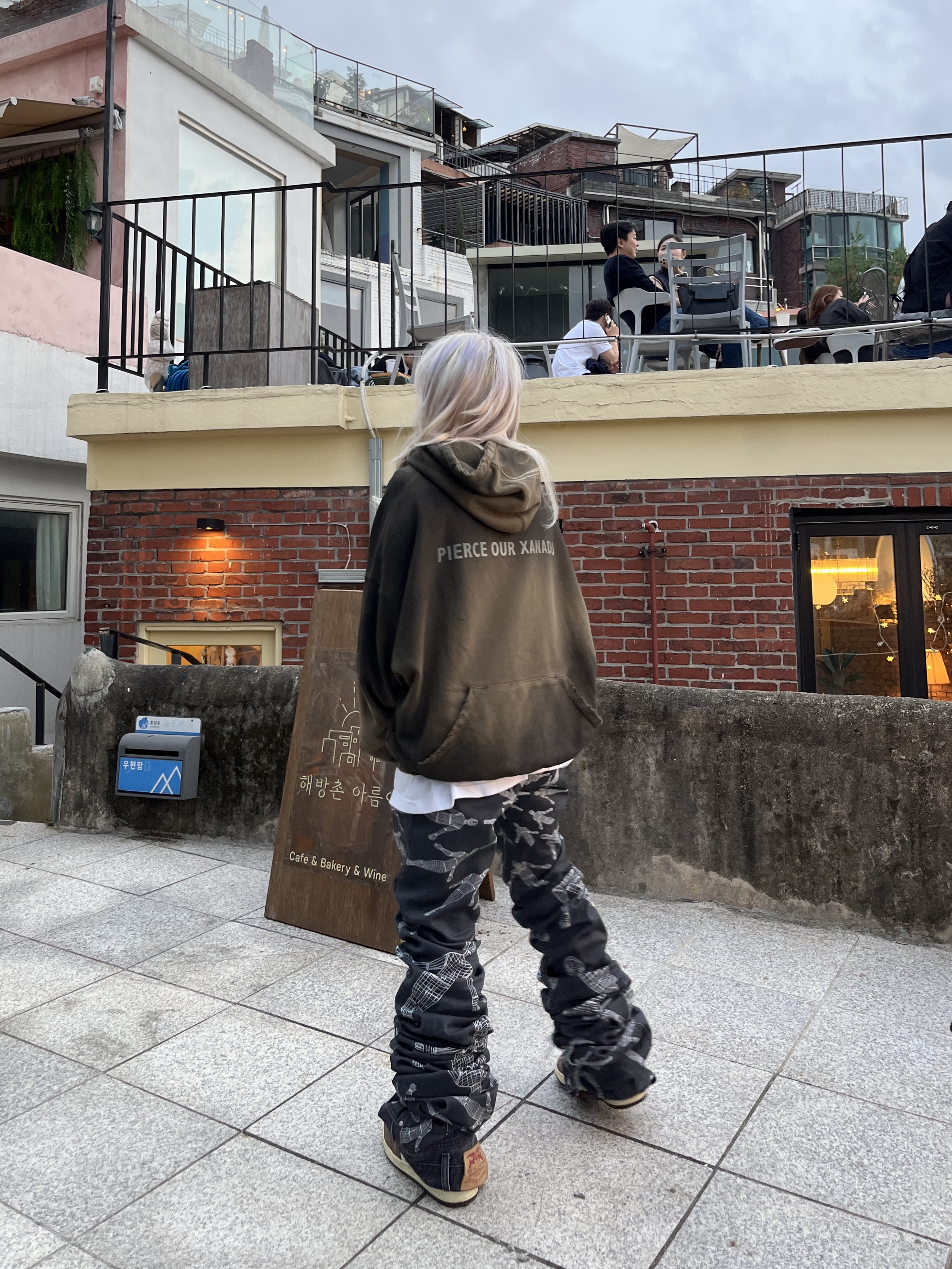 Jordan 1 x Travis Scott Retro High OG SP Mocha 착용 스타일 - 1