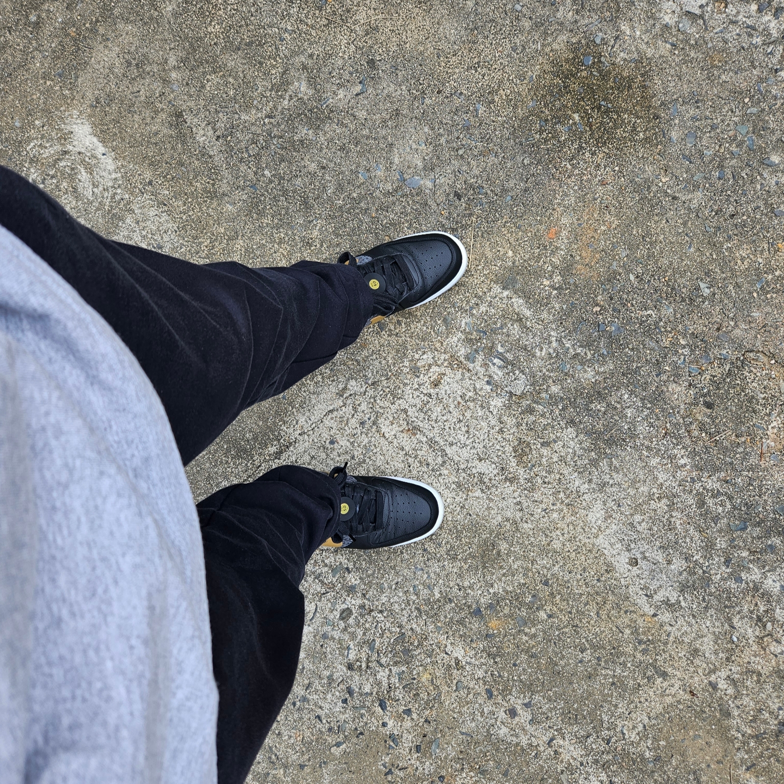 Nike Air Force 1 '07 PRM Black Metallic Gold 착용 스타일