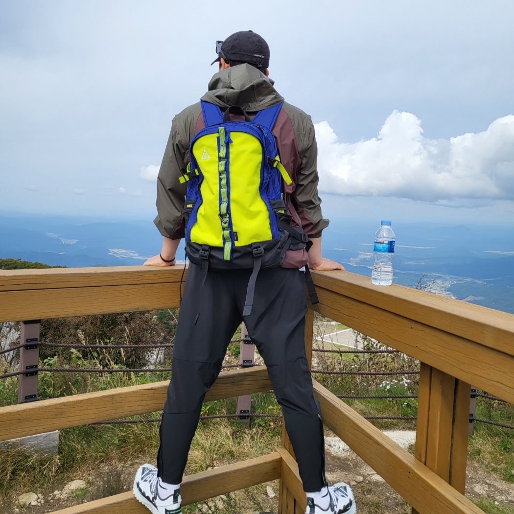 Nike ACG Mountain Fly Low SE White and Black, Nike ACG Oregon Series Reissue Micro Shell Jacket Cargo Khaki - Asia 착용 스타일