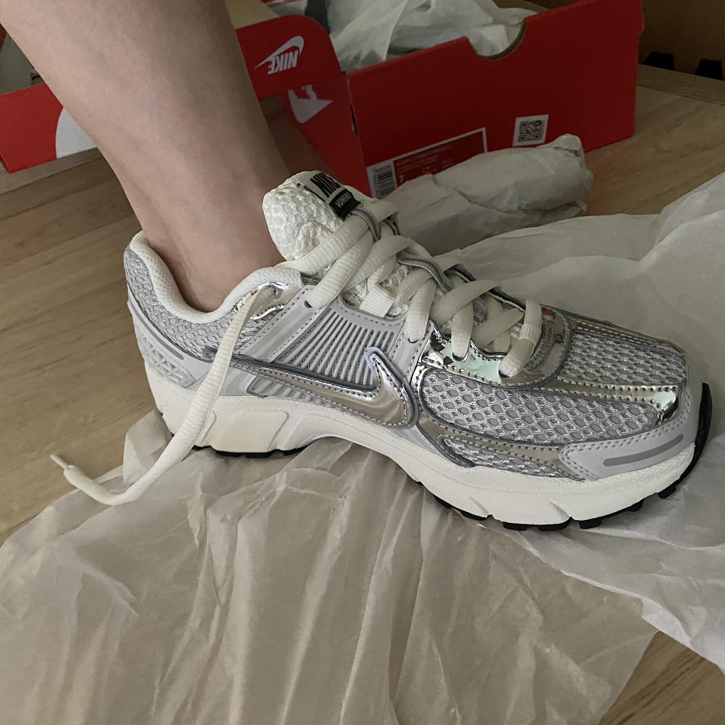 (W) Nike Zoom Vomero 5 Photon Dust and Metallic Silver 착용 스타일